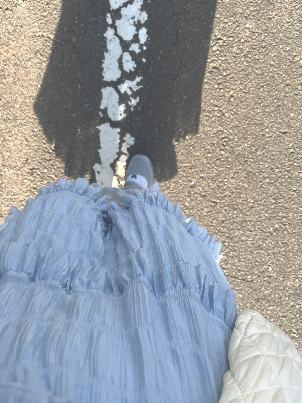 グレー系のスニーカー、ホワイト系のタンクトップ、ブルー系のワンピース/ドレスを着用したレディースの秋コーディネートの3枚目の写真