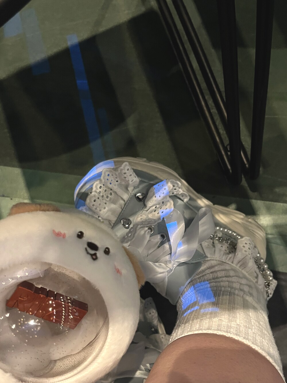 ブルー系のワンピース、ブルー系のスニーカーを着用したレディースの夏コーディネートの2枚目の写真