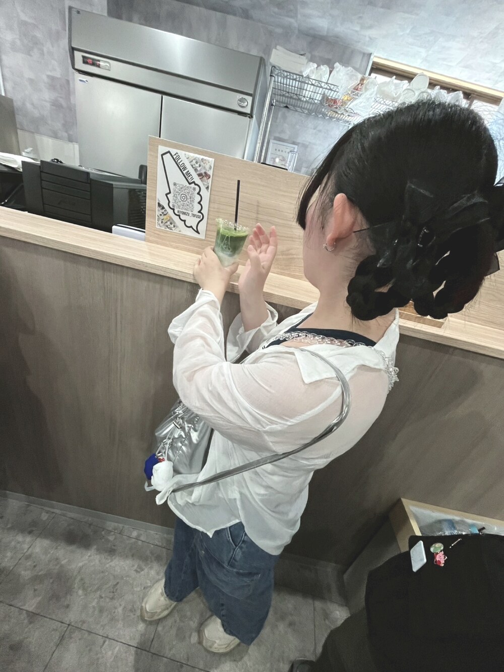 ホワイト系のシャツ/ブラウス、ホワイト系のスニーカー、ホワイト系のキャミソールを着用したレディースの夏コーディネートの2枚目の写真