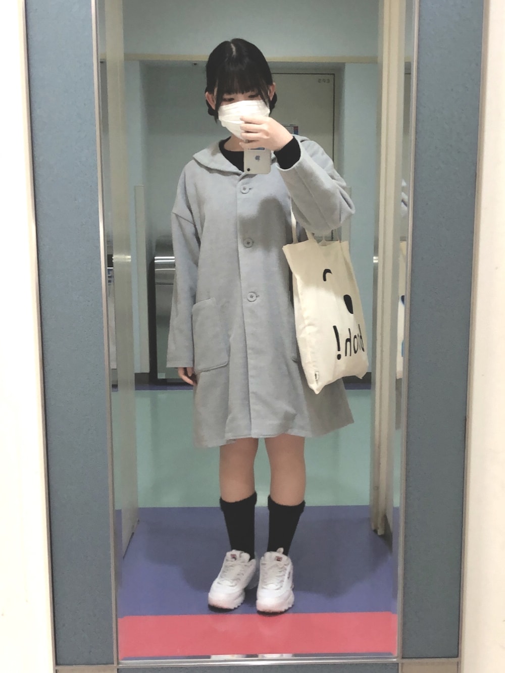 ホワイト系のスニーカー、ブルー系のその他アウター、ベージュ系のトートバッグを着用したレディースの秋コーディネートの2枚目の写真