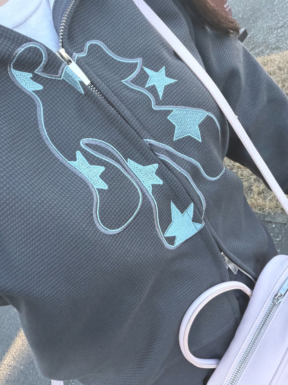 ブラウン系のパーカー、グレー系のパンツ、ピンク系のバッグを着用したレディースの冬コーディネートの2枚目の写真