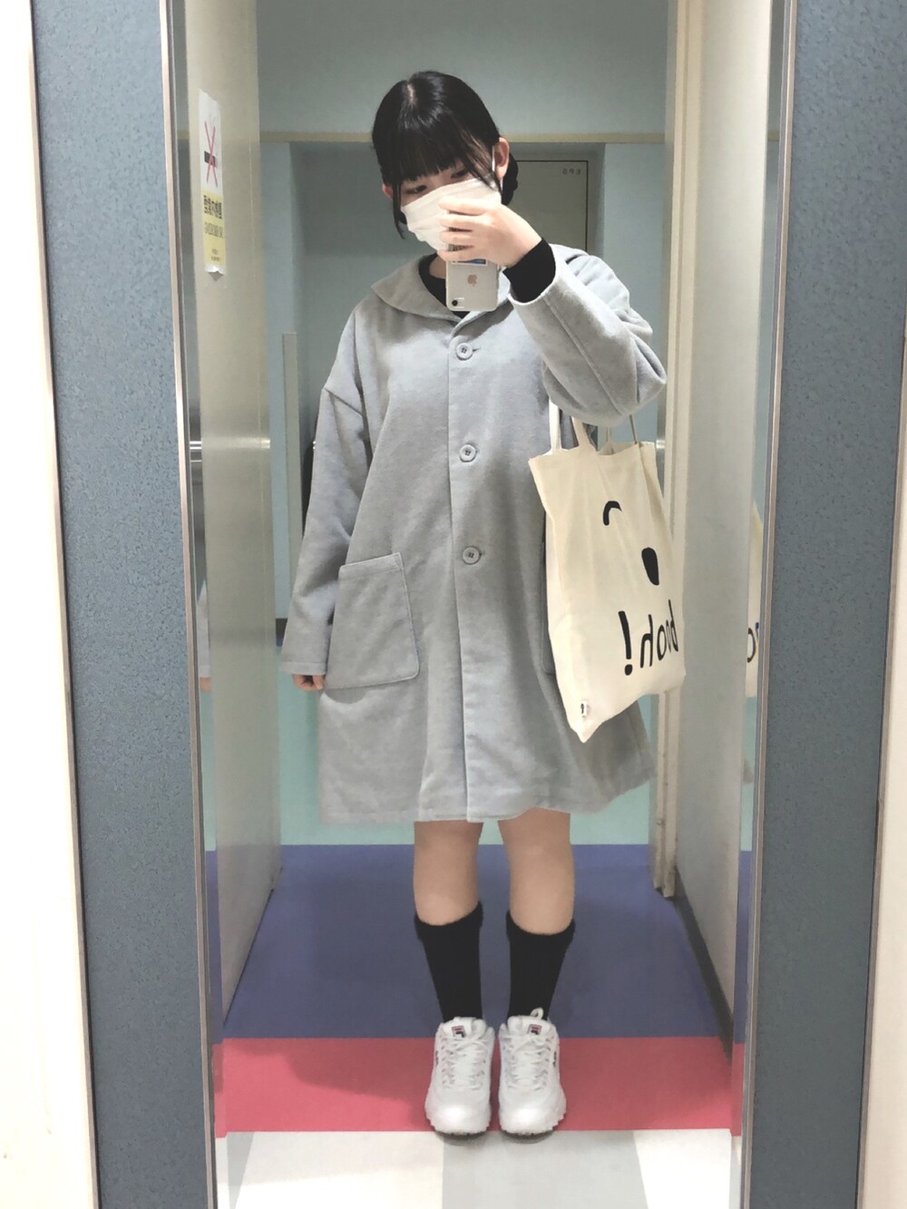 ホワイト系のスニーカー、ブルー系のその他アウター、ベージュ系のトートバッグを着用したレディースの秋コーディネートの3枚目の写真