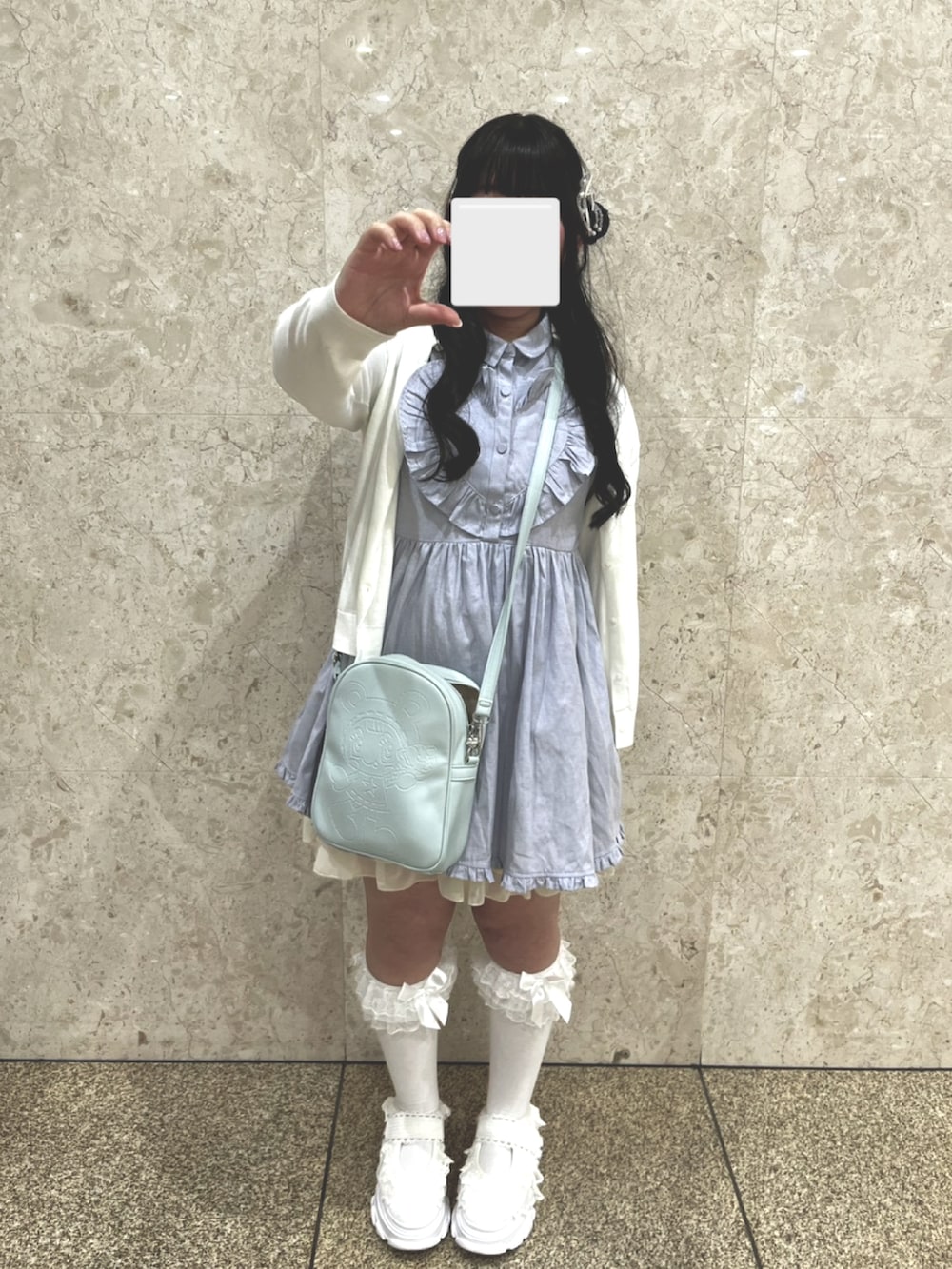 ブルー系のワンピース、ブルー系のバッグ、ホワイト系のスニーカーを着用したレディースの夏コーディネートの2枚目の写真