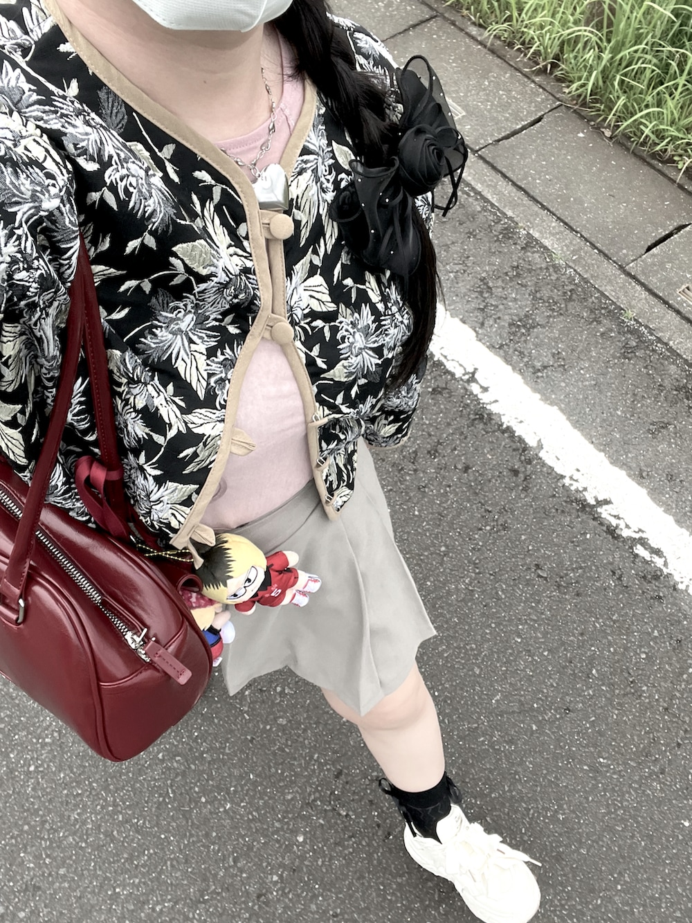 ピンク系のTシャツ/カットソー、ブラック系のブルゾン、グレー系のスカートを着用したレディースの春コーディネートの3枚目の写真