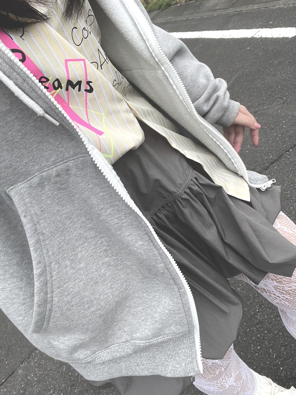 「春めき満開コーデ、春色、お出かけスタイル、大人かわいい、カジュアルガーリー、シャツコーデ、スカートスタイル、グレー、スカートコーデ、ストライプシャツ、リボン、ガーリーコーデ、バルーンスカート、レース、タイツ」｜「AS KNOW AS plusの●アソートデザイン ちりばめロゴビッグサイズシャツ（シャツ/ブラウス、イエロー系）」を使った、heika さん（レディース・161cm）の春コーディネートの2枚目の写真