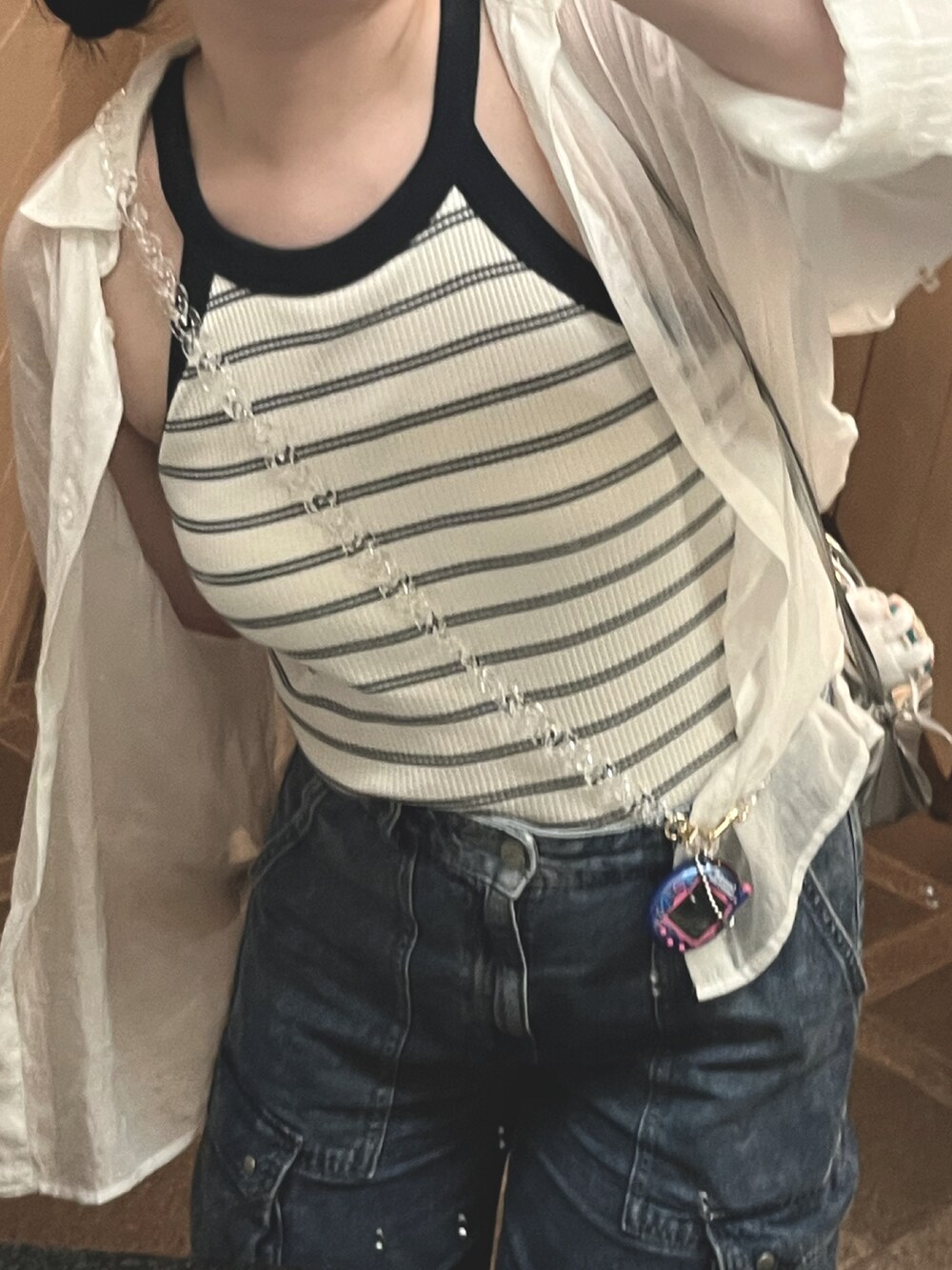 ホワイト系のシャツ/ブラウス、ホワイト系のスニーカー、ホワイト系のキャミソールを着用したレディースの夏コーディネートの3枚目の写真