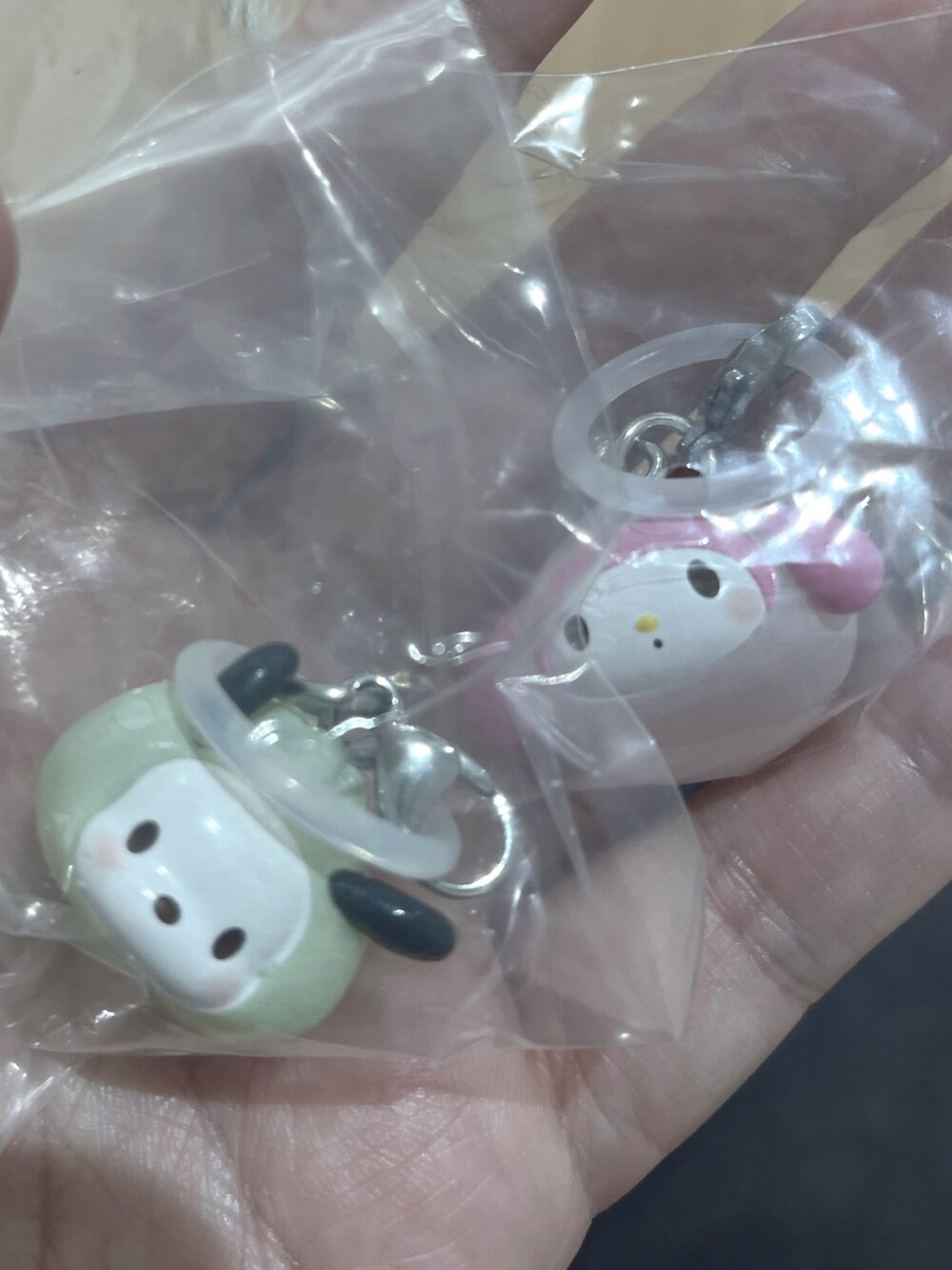 ブラウン系のショルダーバッグ、ブルー系のトップス、ブラック系のパンツを着用したレディースの秋コーディネートの2枚目の写真