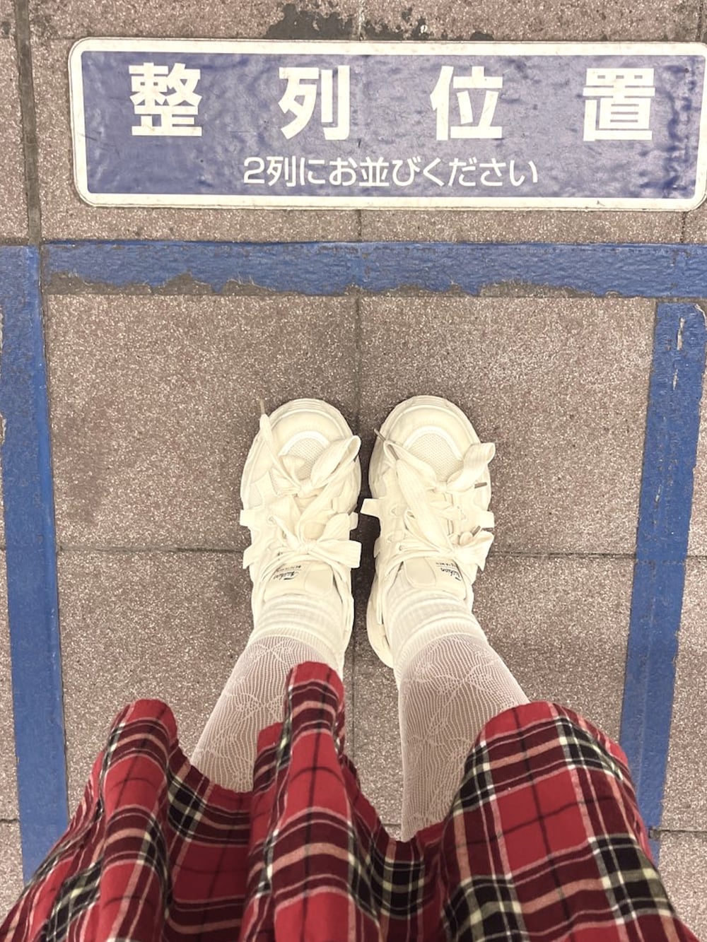 「おでかけコーデ、大人かわいい、スニーカーコーデ、カジュアルガーリー、オトナカワイイ、キャミワンピ、大人ガーリー、デニムシャツ、デニムジャケット、シルバー、チェックスカート、Chico、merlot、フリルスカート、レースタイツ」｜「Chicoのボウタイ付き短丈シャツ（シャツ/ブラウス、ブルー系）」を使った、heika さん（レディース・161cm）の冬コーディネートの2枚目の写真