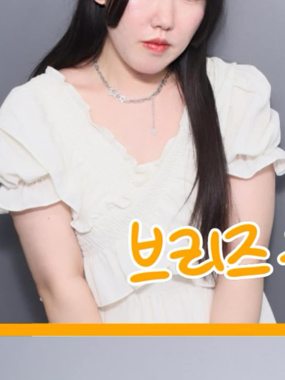 ホワイト系のワンピース、グレー系のスニーカーを着用したレディースの秋コーディネートの4枚目の写真