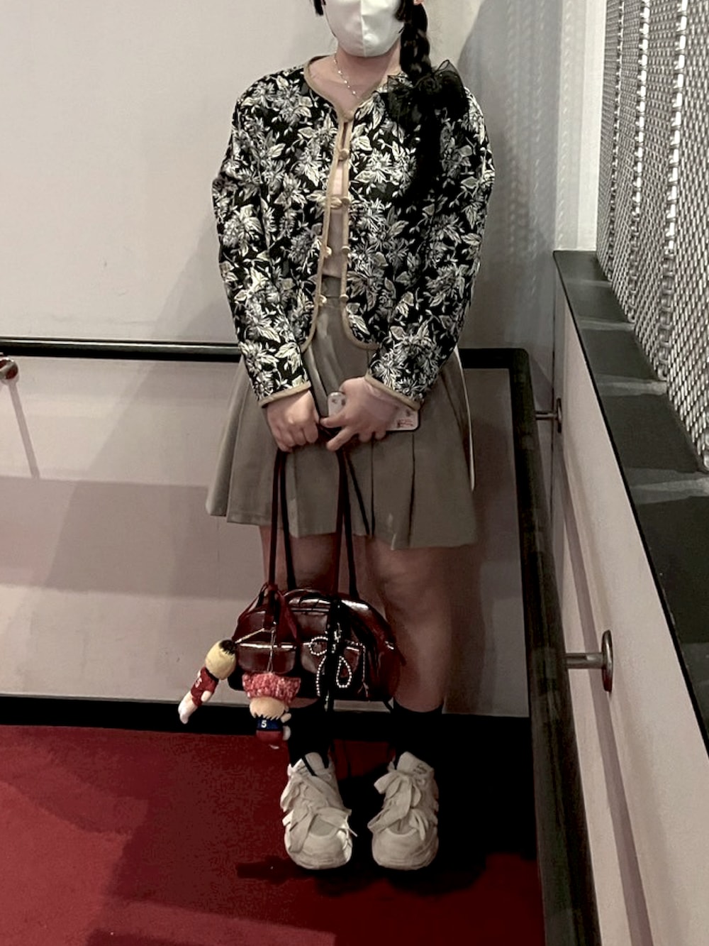 ピンク系のTシャツ/カットソー、ブラック系のブルゾン、グレー系のスカートを着用したレディースの春コーディネートの2枚目の写真