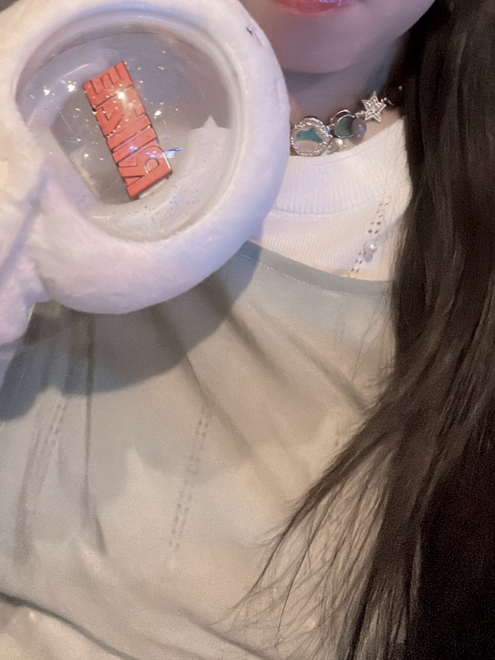 ブルー系のデニムパンツ、グリーン系のワンピース、ホワイト系のスニーカーを着用したレディースの夏コーディネートの3枚目の写真