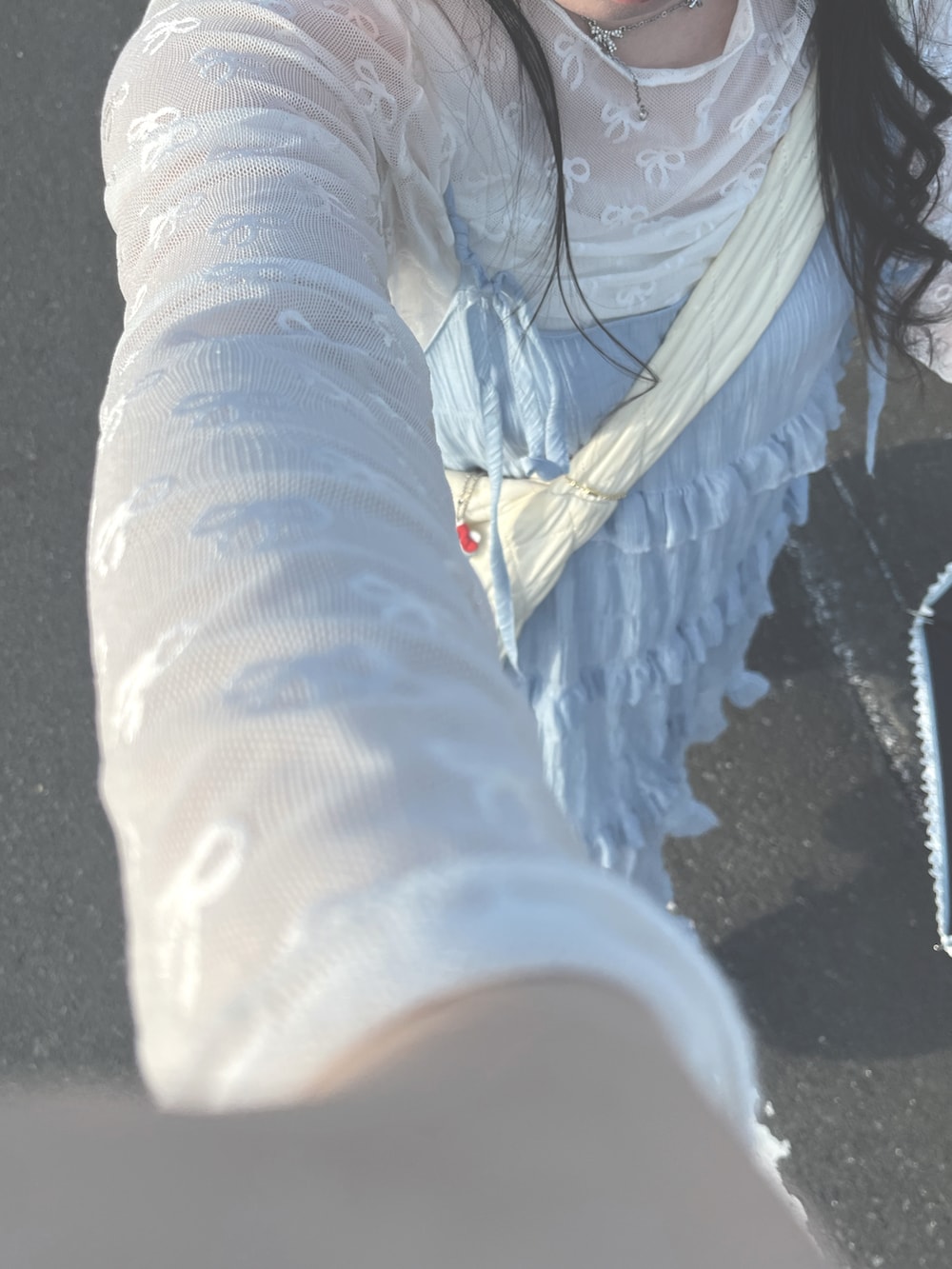 グレー系のスニーカー、ホワイト系のタンクトップ、ブルー系のワンピース/ドレスを着用したレディースの秋コーディネートの2枚目の写真