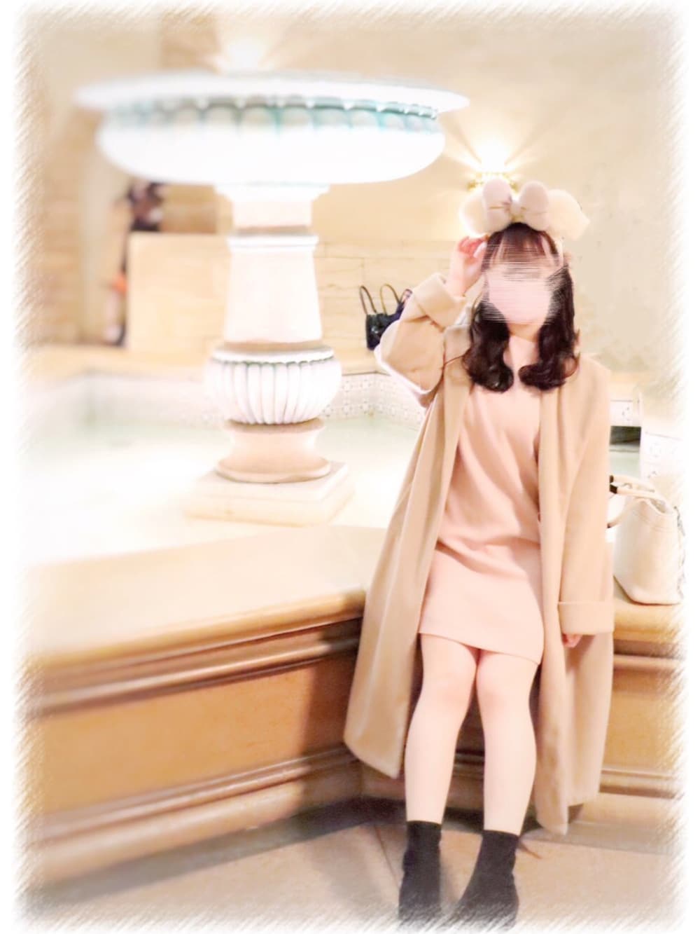 ピンク系のワンピースを着用したレディースの秋コーディネートの2枚目の写真