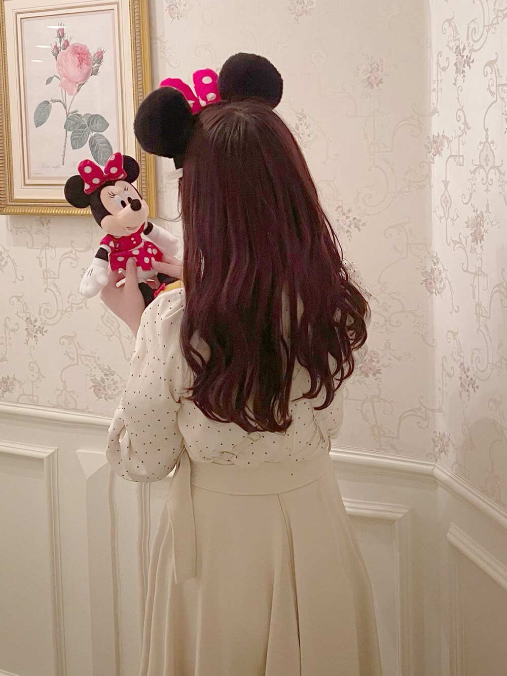 ホワイト系のシャツ/ブラウス、ホワイト系のジャンパースカートを着用したレディースの冬コーディネートの2枚目の写真