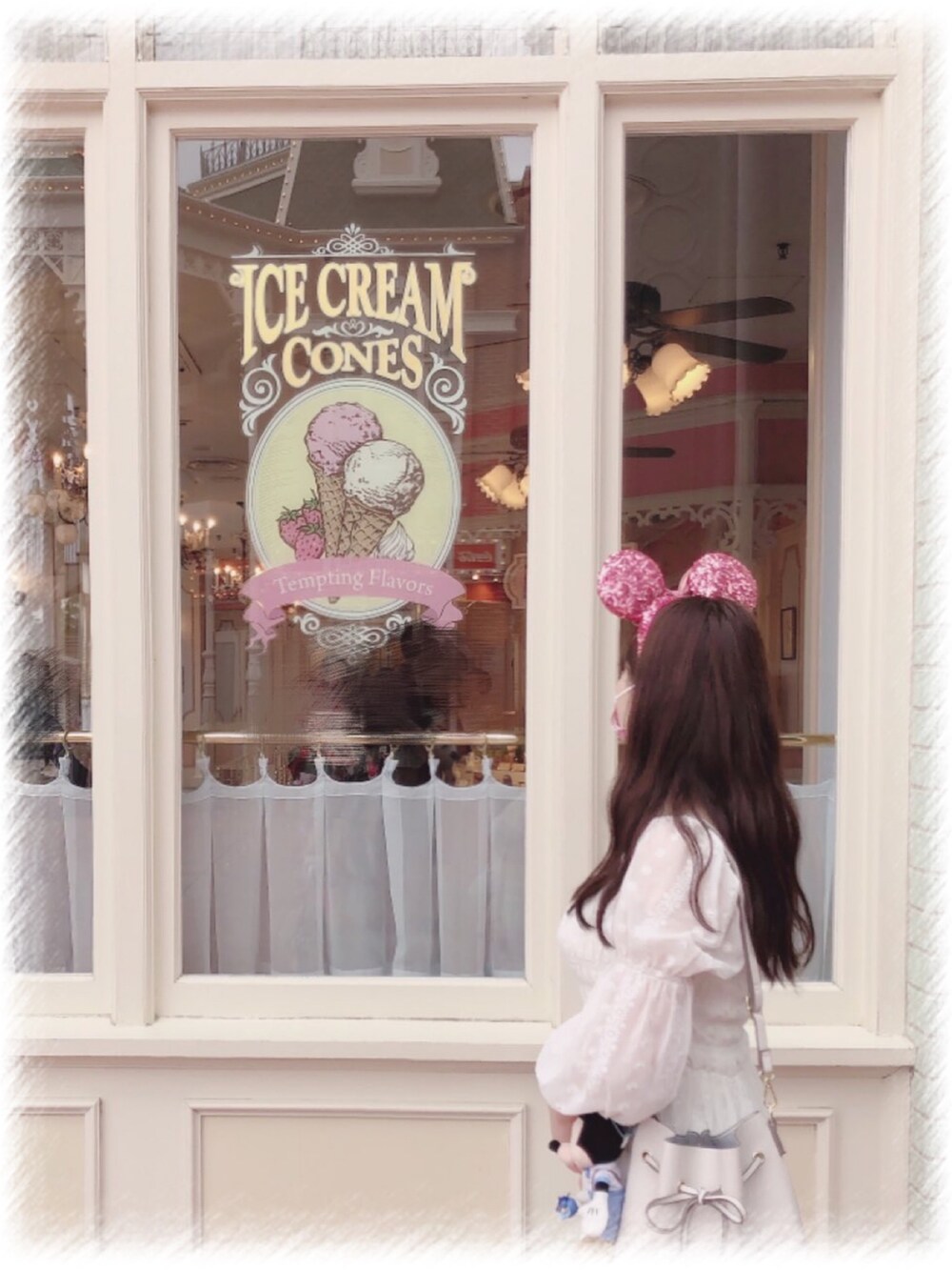 ホワイト系のワンピース、グレー系のショルダーバッグ、ホワイト系のサンダルを着用したレディースの秋コーディネートの2枚目の写真