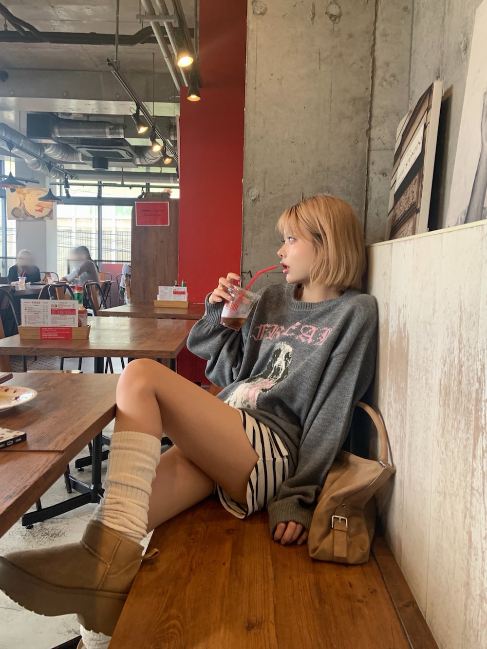 グレー系のニット/セーターを着用したレディースの秋コーディネートの2枚目の写真