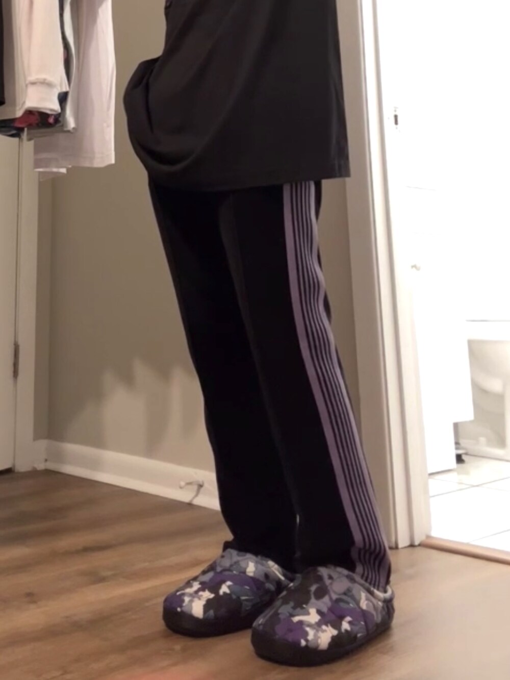 パープル系のその他パンツ、パープル系のスリッポン、ブラック系のTシャツ/カットソーを着用したメンズの春コーディネートの2枚目の写真