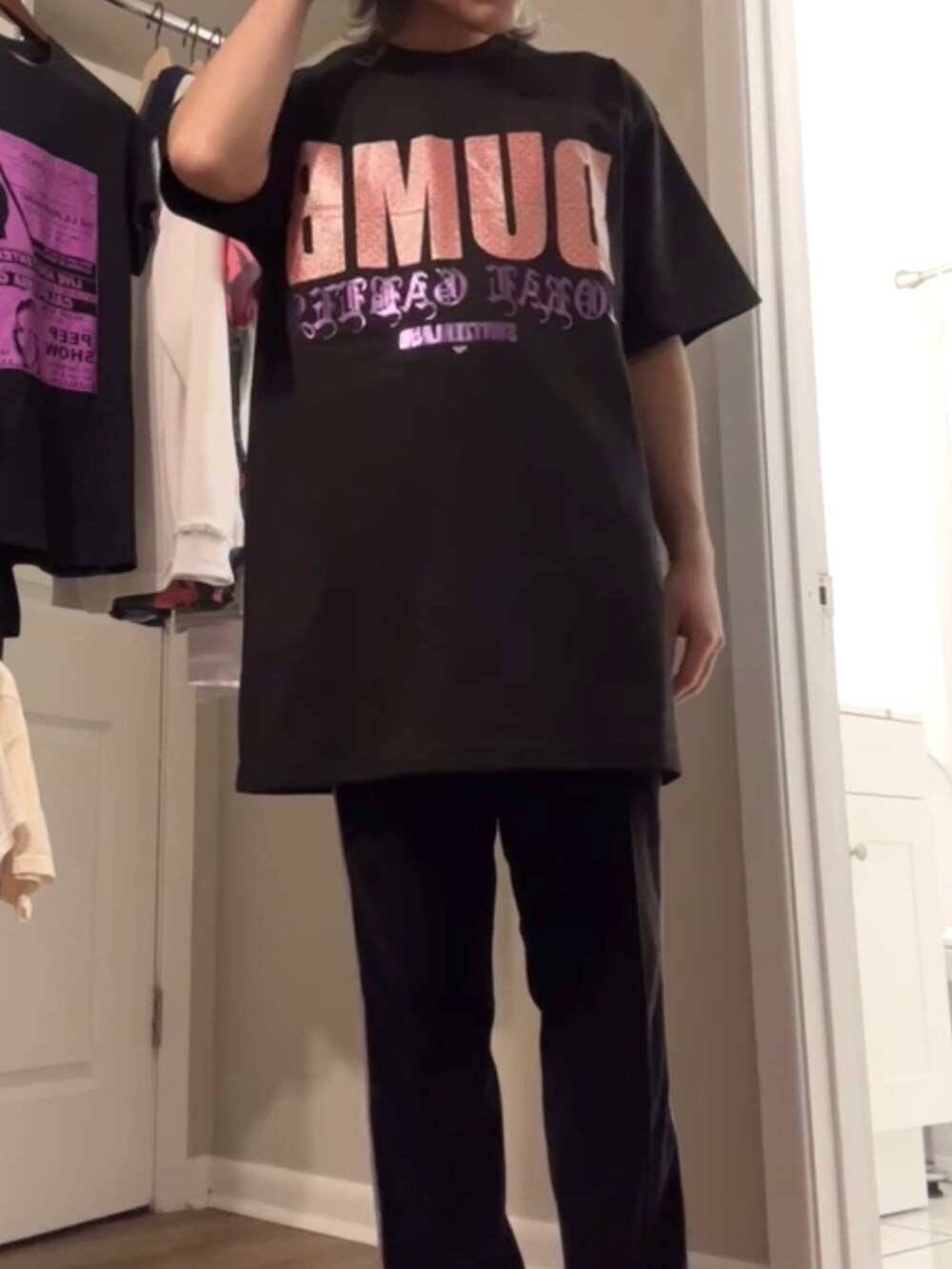 パープル系のその他パンツ、パープル系のスリッポン、ブラック系のTシャツ/カットソーを着用したメンズの春コーディネートの3枚目の写真