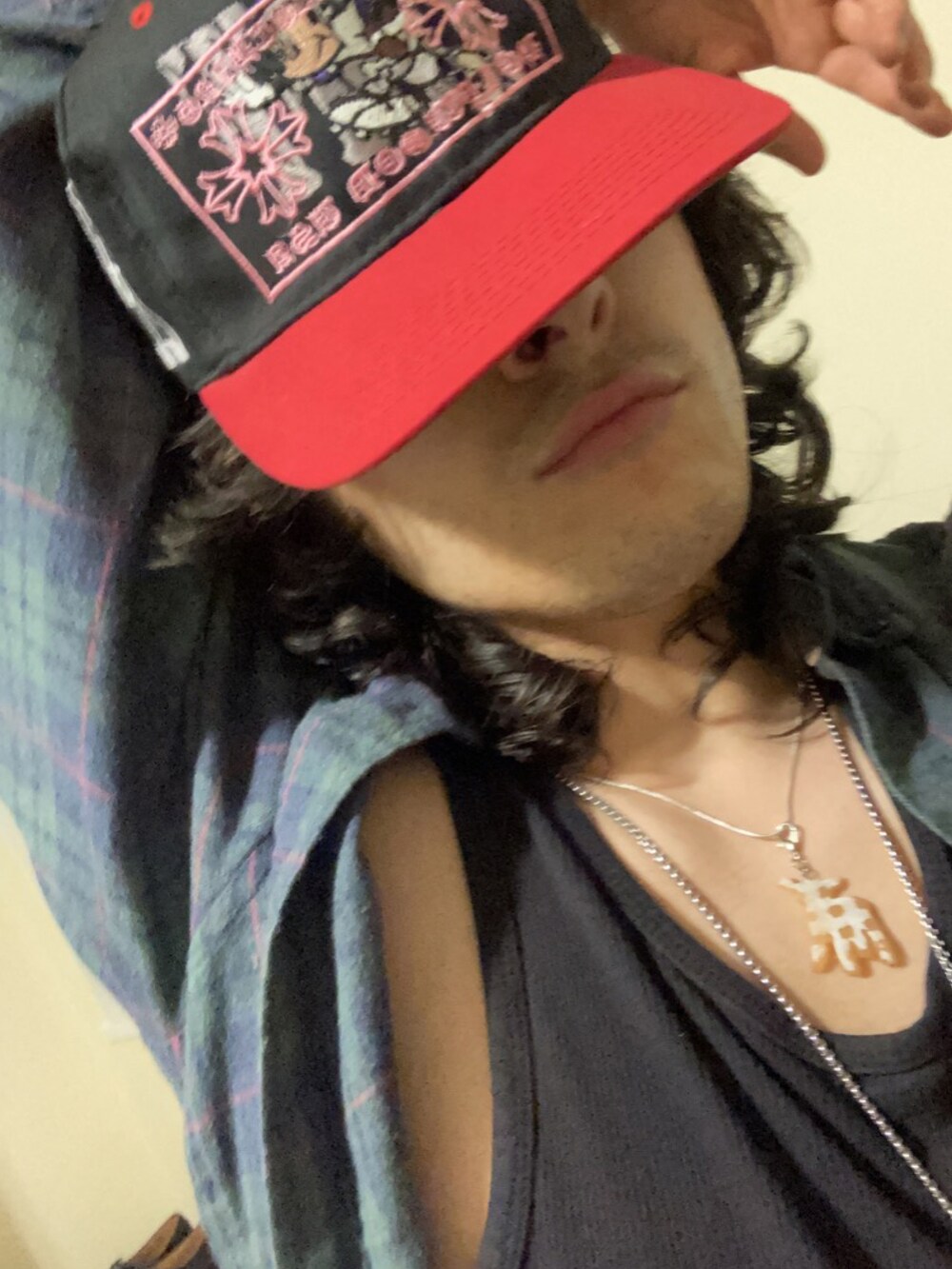 グレー系のデニムパンツ、ブラック系のハット、シルバー系のネックレスを着用したメンズの夏コーディネートの2枚目の写真