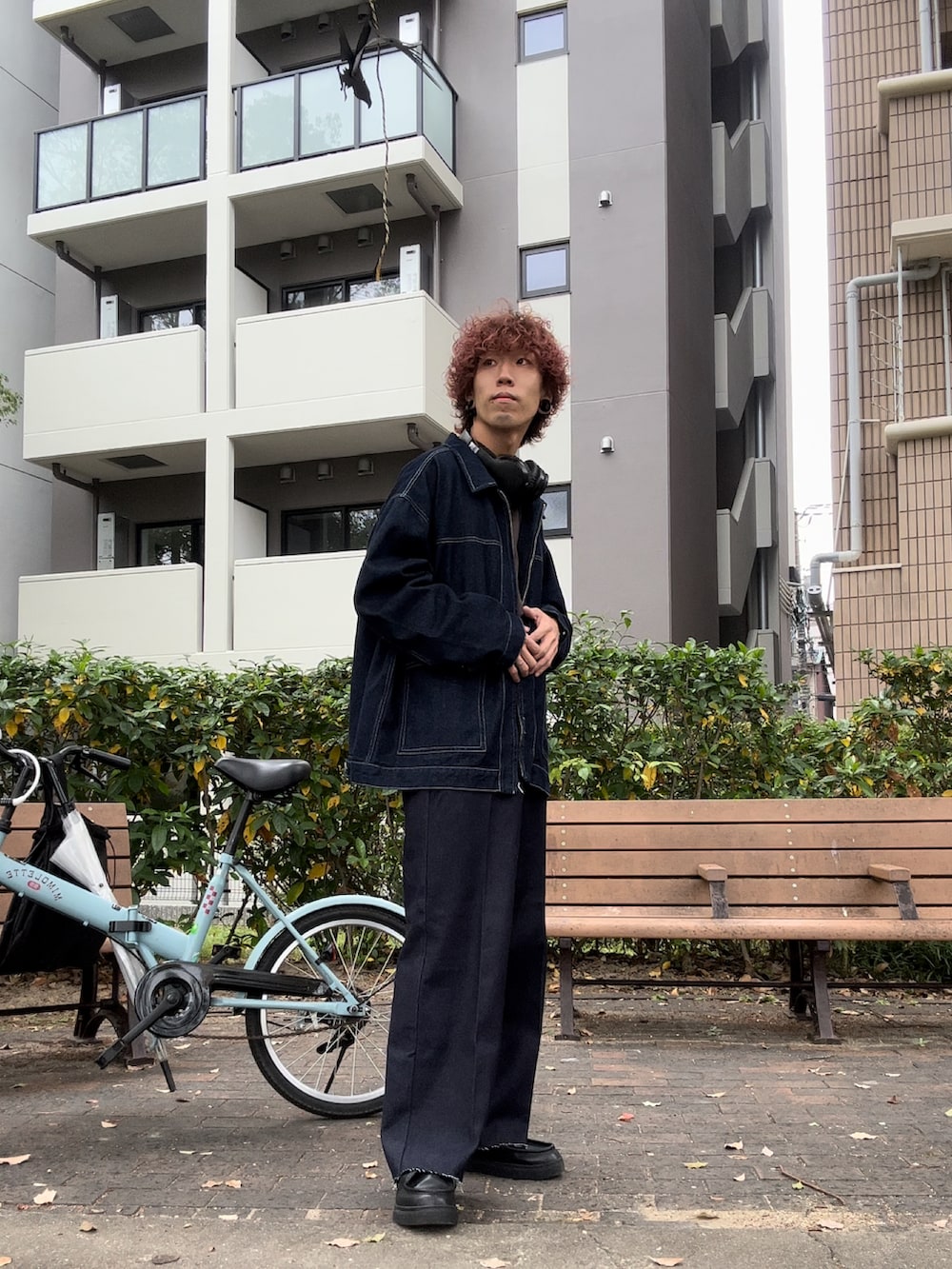 「デニムジャケット、デニムパンツ、デニム、メンズコーデ、今日のコーデ」｜「ONCILYのCUT OFF STRAIGHT DENIM PANTS / カットオフストレートデニムパンツ（デニムパンツ、ブルー系）」を使った、ふじえさん（メンズ・173cm）の秋コーディネートの2枚目の写真