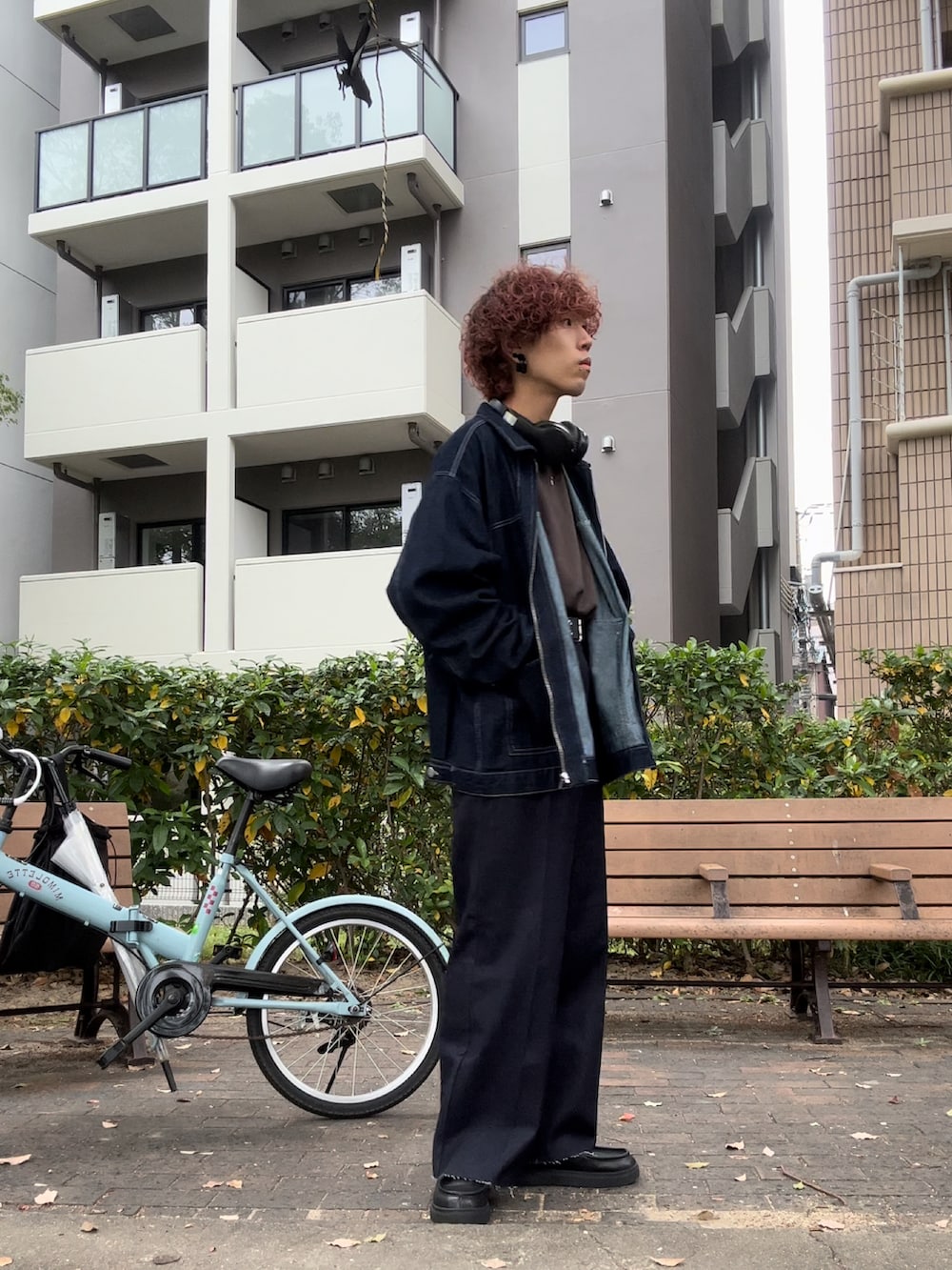「デニムジャケット、デニムパンツ、デニム、メンズコーデ、今日のコーデ」｜「ONCILYのCUT OFF STRAIGHT DENIM PANTS / カットオフストレートデニムパンツ（デニムパンツ、ブルー系）」を使った、ふじえさん（メンズ・173cm）の秋コーディネートの3枚目の写真