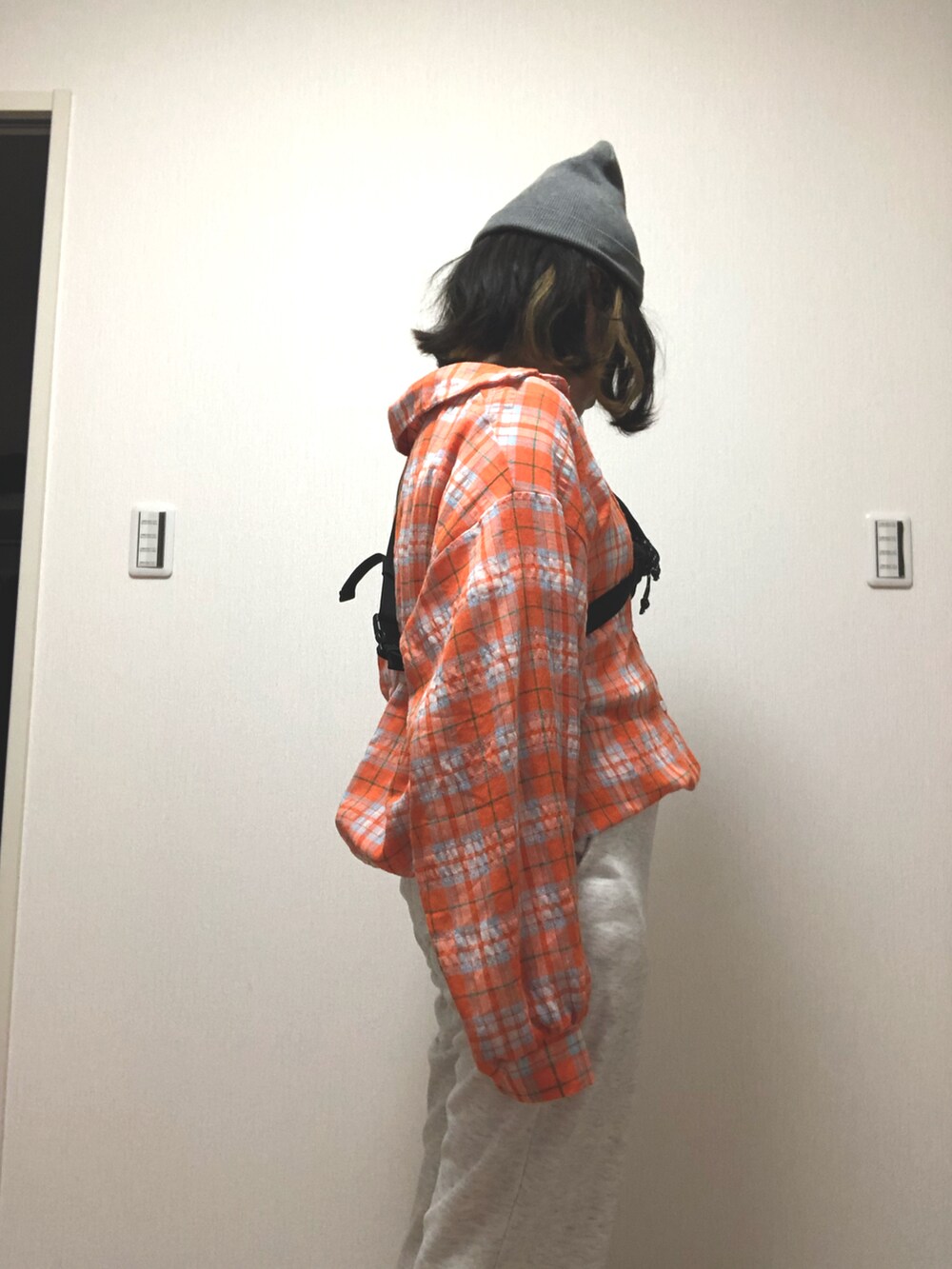 「ごきげんウィーク、春コーデ、プチプラ、春服、低身長コーデ、スポーツミックス、春夏コーデ、スウェットパンツ」｜「THRASHERの【THRASHER / スラッシャー】2WAYボディーバッグ（ボディバッグ/ウエストポーチ、ブラック系）」を使った、なおさん（レディース・152cm）の春コーディネートの2枚目の写真
