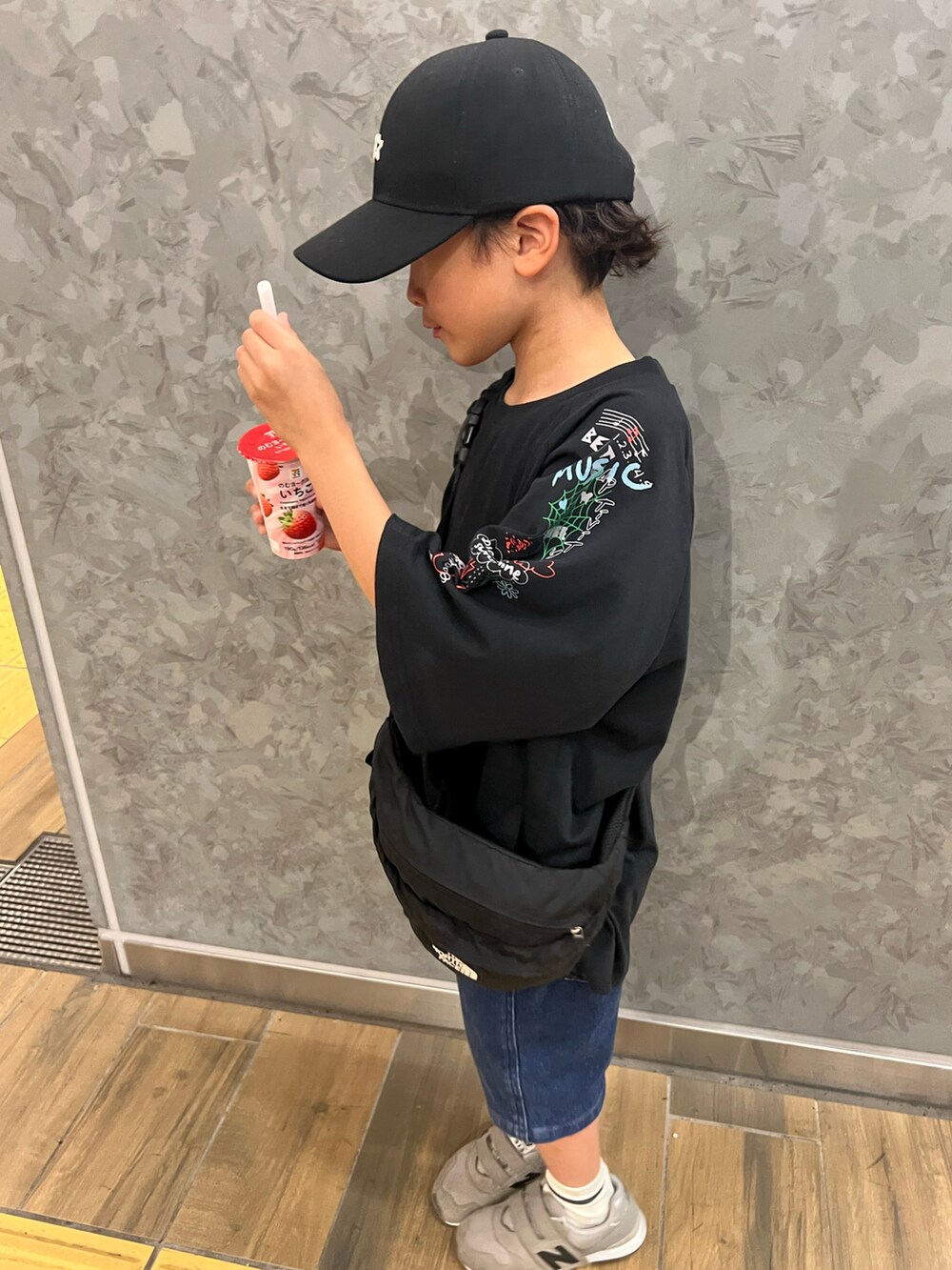 ブルー系のデニムパンツ、グレー系のスニーカー、ブラック系のTシャツ/カットソーを着用したキッズの夏コーディネートの2枚目の写真