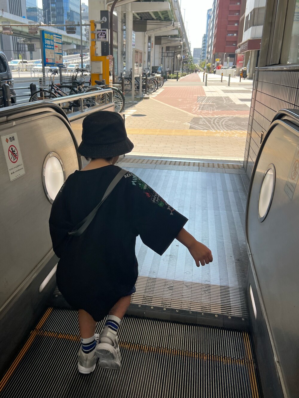 ブラック系のTシャツ/カットソー、シルバー系のサンダル、ブルー系のデニムパンツを着用したキッズの夏コーディネートの2枚目の写真