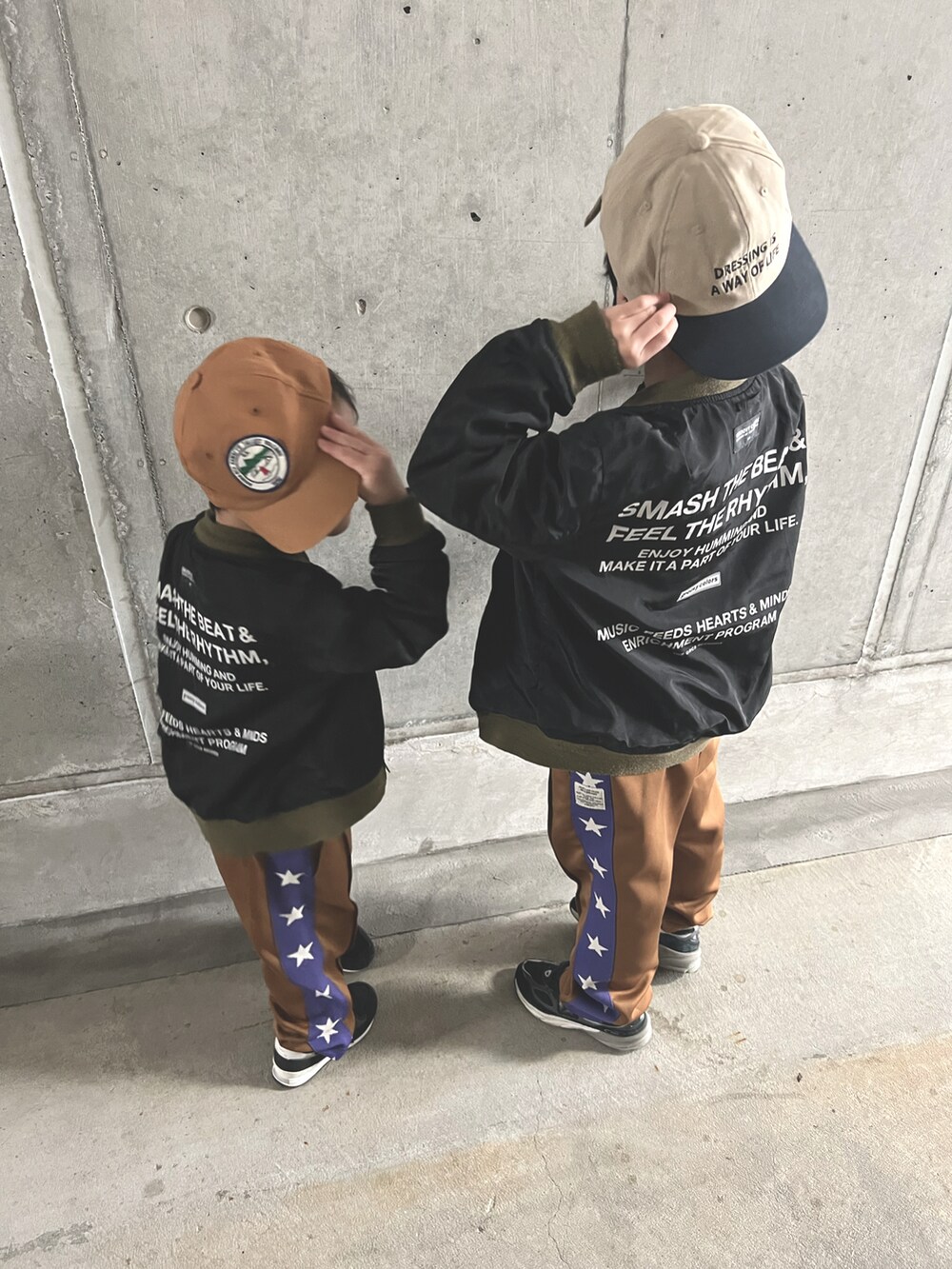 ブラック系のブルゾン、ブラウン系のその他パンツを着用したキッズの春コーディネートの2枚目の写真