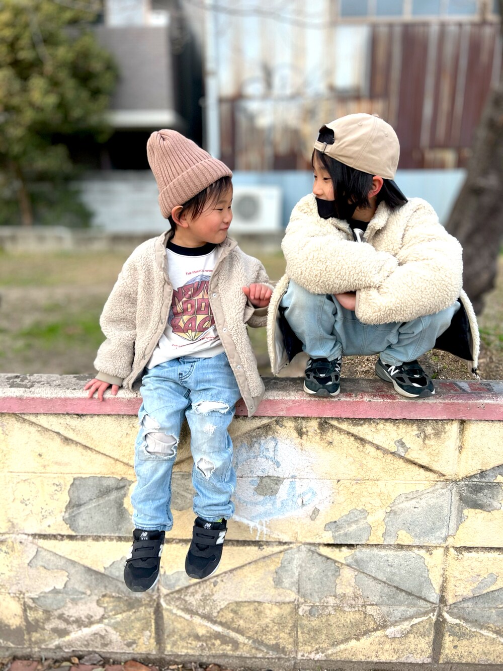 ブラック系のダウンジャケット/コート、ブルー系のデニムパンツ、ブルー系のデニムパンツを着用したキッズの春コーディネートの2枚目の写真