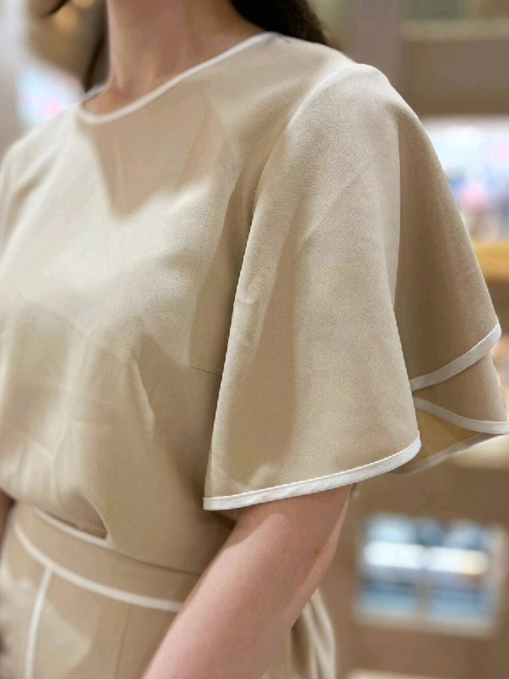 ベージュ系のシャツ/ブラウス、ベージュ系のスカートを着用したレディースの夏コーディネートの3枚目の写真