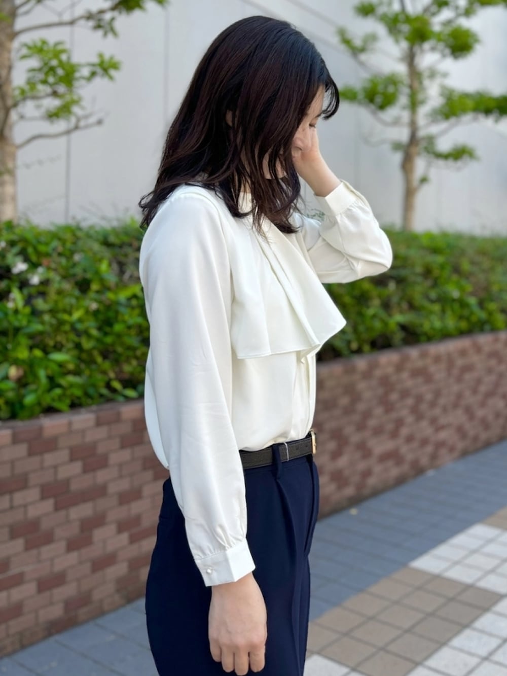 ホワイト系のシャツ/ブラウス、ブルー系のスラックスを着用したレディースの秋コーディネートの3枚目の写真