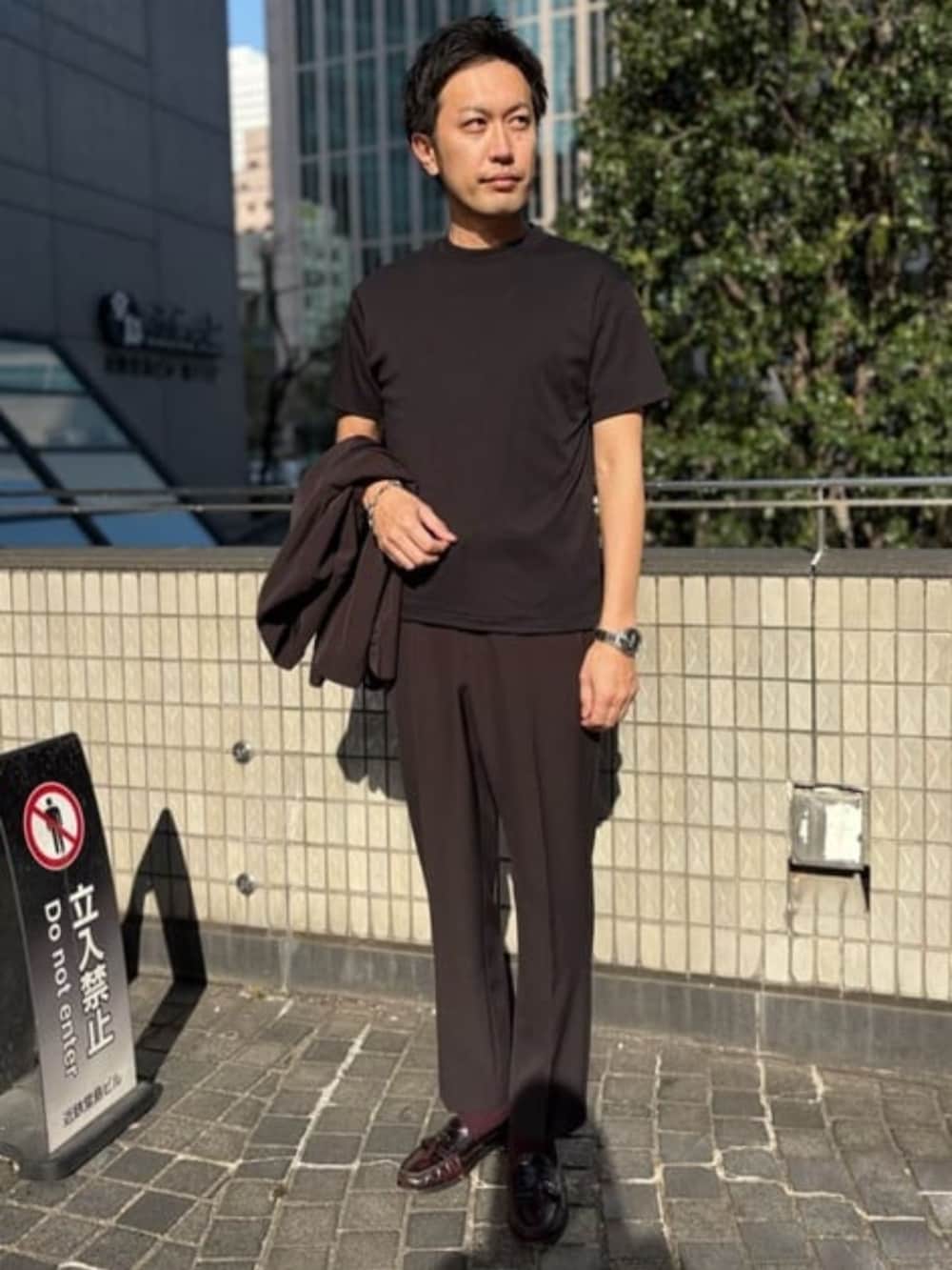 ブラック系のスーツセット、ブラック系のTシャツ/カットソーを着用したメンズの秋コーディネートの4枚目の写真