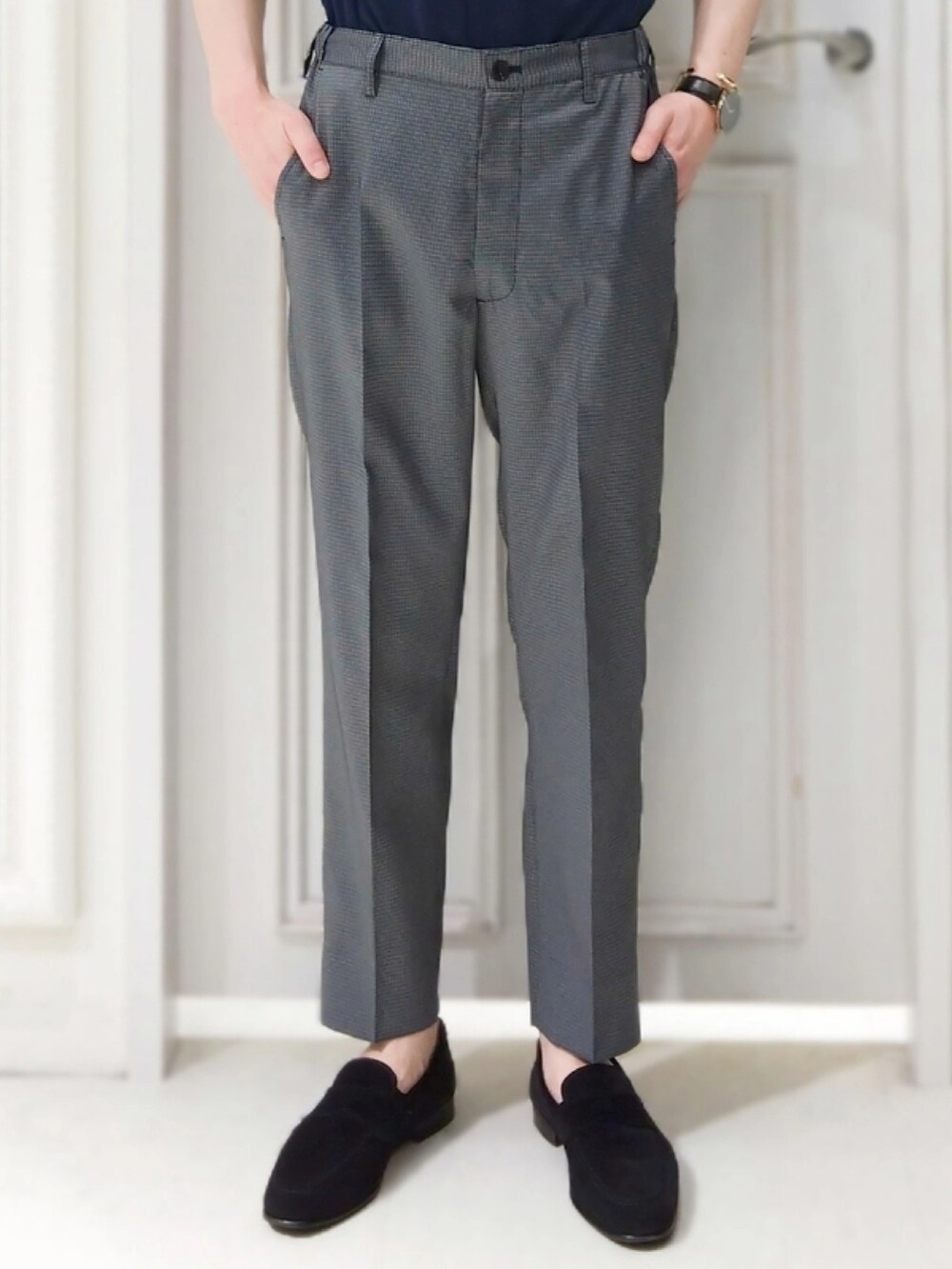 グレー系のテーラードジャケット、グレー系のスラックスを着用したメンズの春コーディネートの3枚目の写真