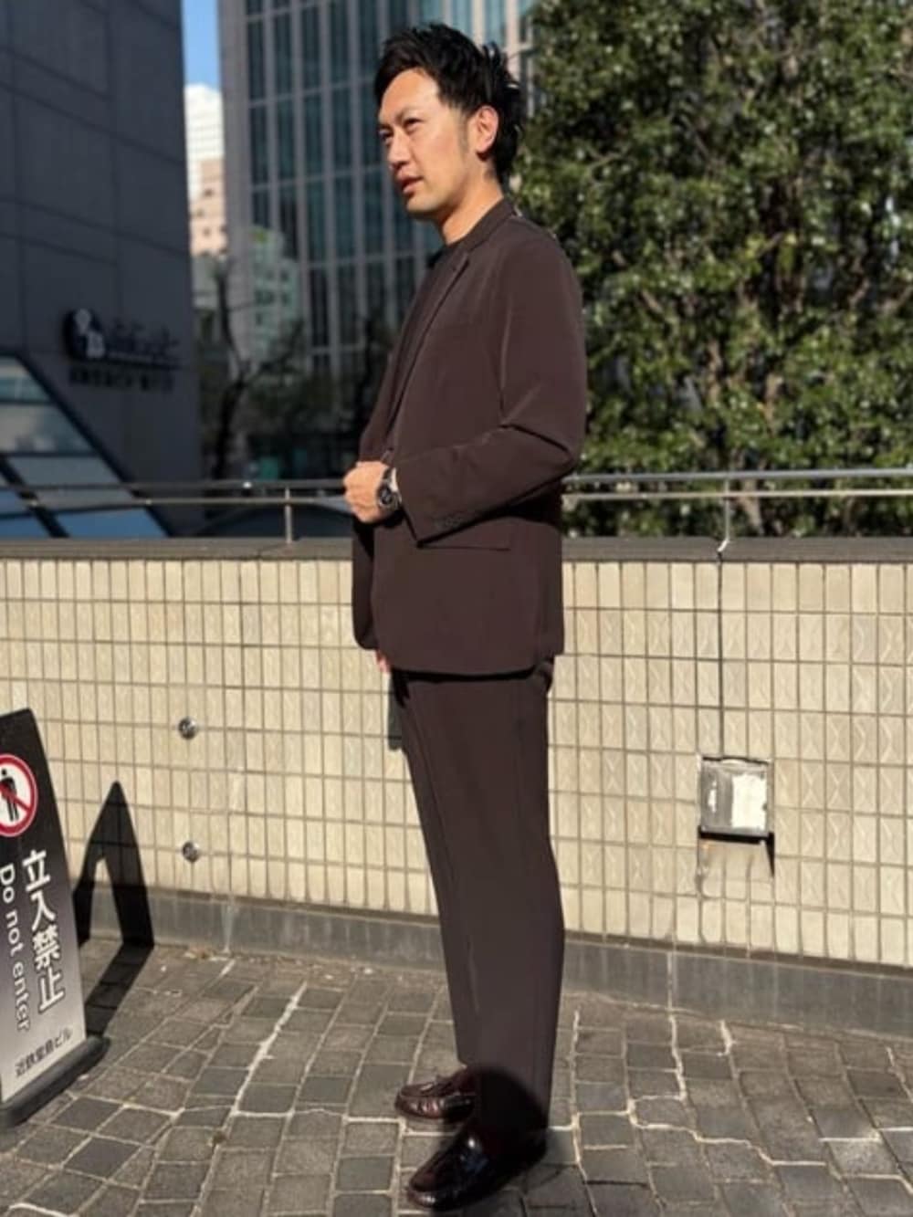 ブラック系のスーツセット、ブラック系のTシャツ/カットソーを着用したメンズの秋コーディネートの2枚目の写真