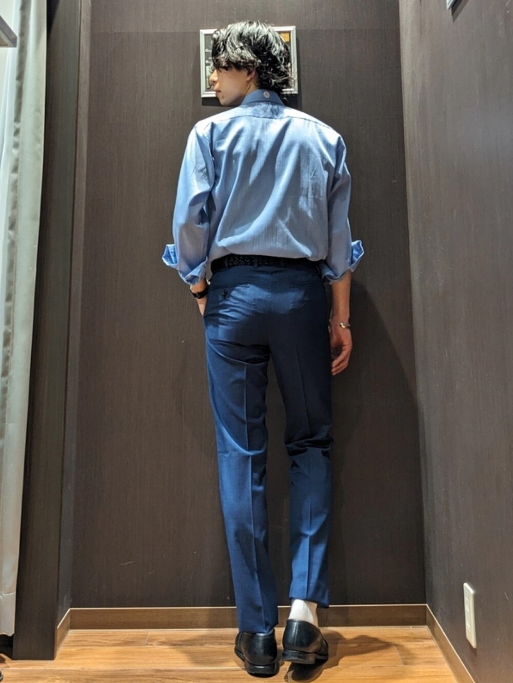 ブルー系のスラックスを着用したメンズの夏コーディネートの2枚目の写真