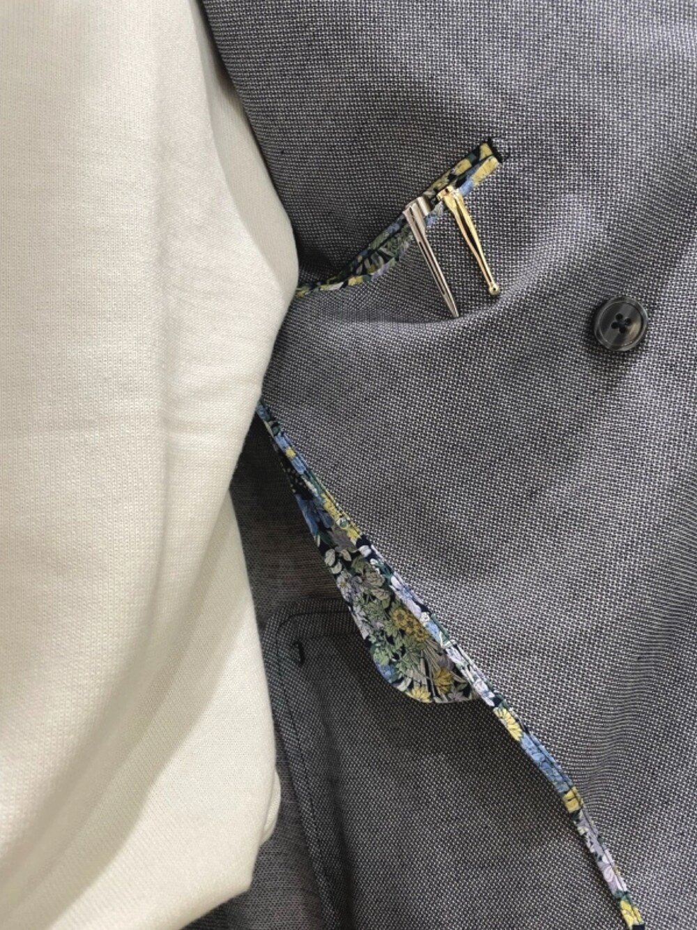 ブルー系のテーラードジャケット、ホワイト系のTシャツ/カットソーを着用したメンズの春コーディネートの3枚目の写真