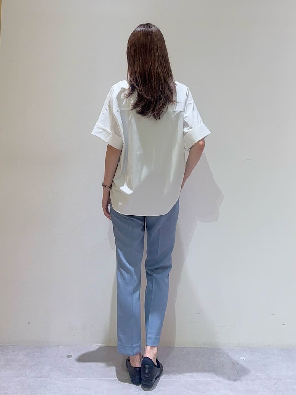 ホワイト系のシャツ/ブラウス、ブルー系のその他パンツを着用したレディースの夏コーディネートの2枚目の写真