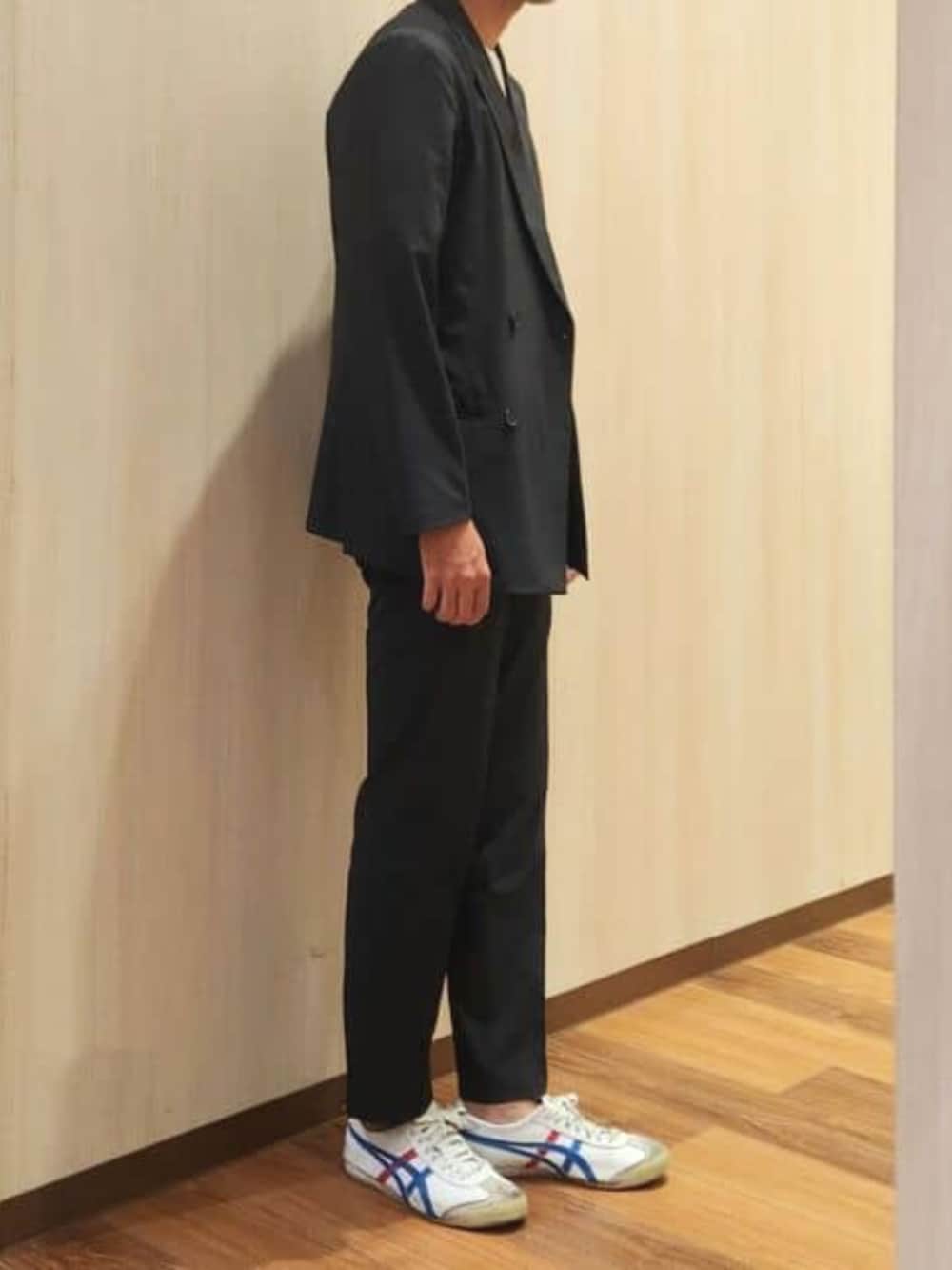 ブラック系のスーツセット、ブラック系のベルトを着用したメンズの秋コーディネートの3枚目の写真