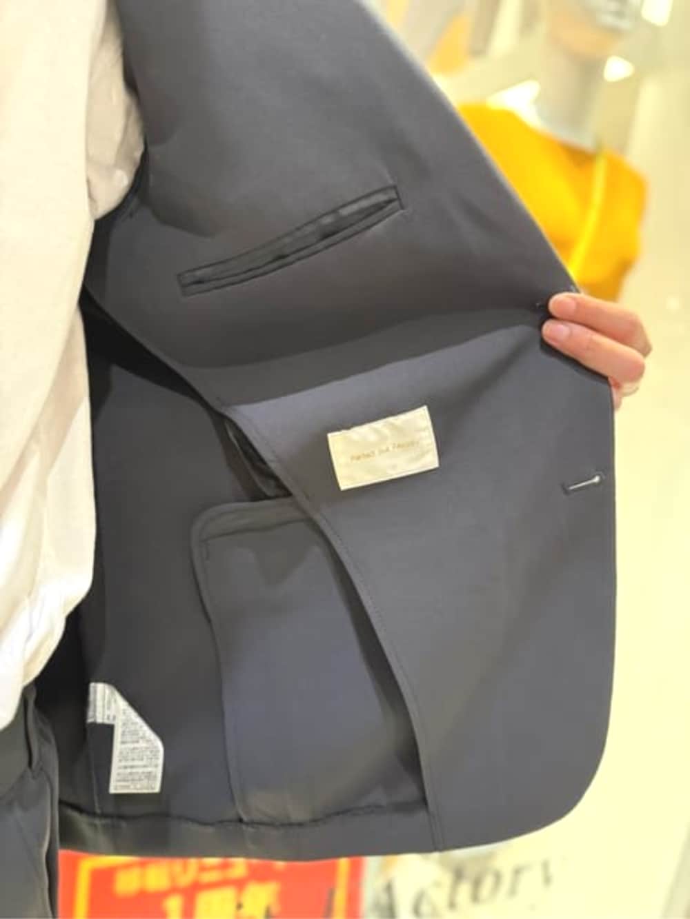 グレー系のスーツセット、ホワイト系のTシャツ/カットソーを着用したメンズの秋コーディネートの3枚目の写真