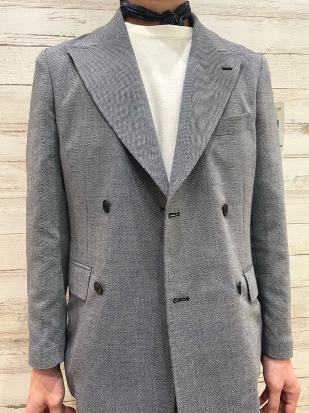 ブルー系のテーラードジャケット、ホワイト系のTシャツ/カットソーを着用したメンズの春コーディネートの4枚目の写真