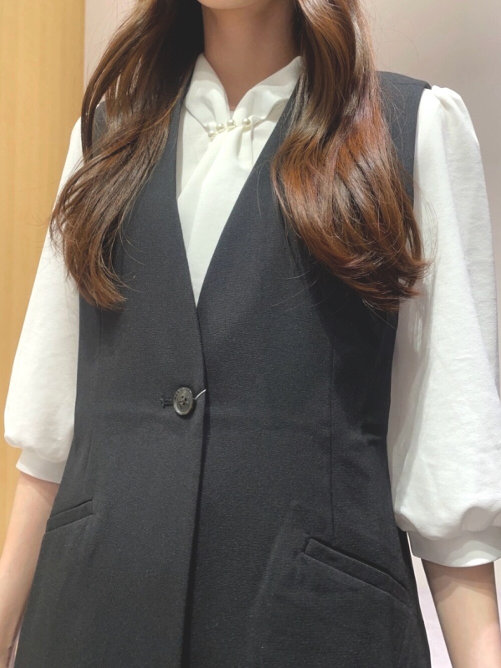 ホワイト系のシャツ/ブラウス、ブラック系のベストを着用したレディースの夏コーディネートの3枚目の写真