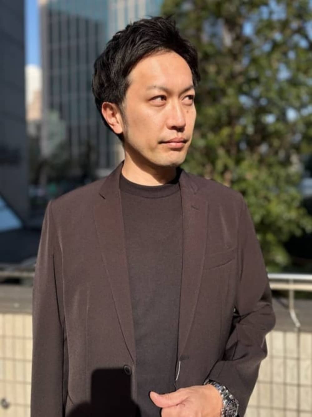ブラック系のスーツセット、ブラック系のTシャツ/カットソーを着用したメンズの秋コーディネートの5枚目の写真