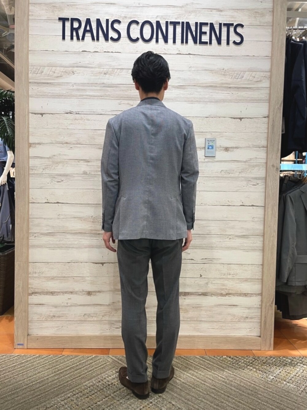 ブルー系のテーラードジャケット、ホワイト系のTシャツ/カットソーを着用したメンズの春コーディネートの2枚目の写真