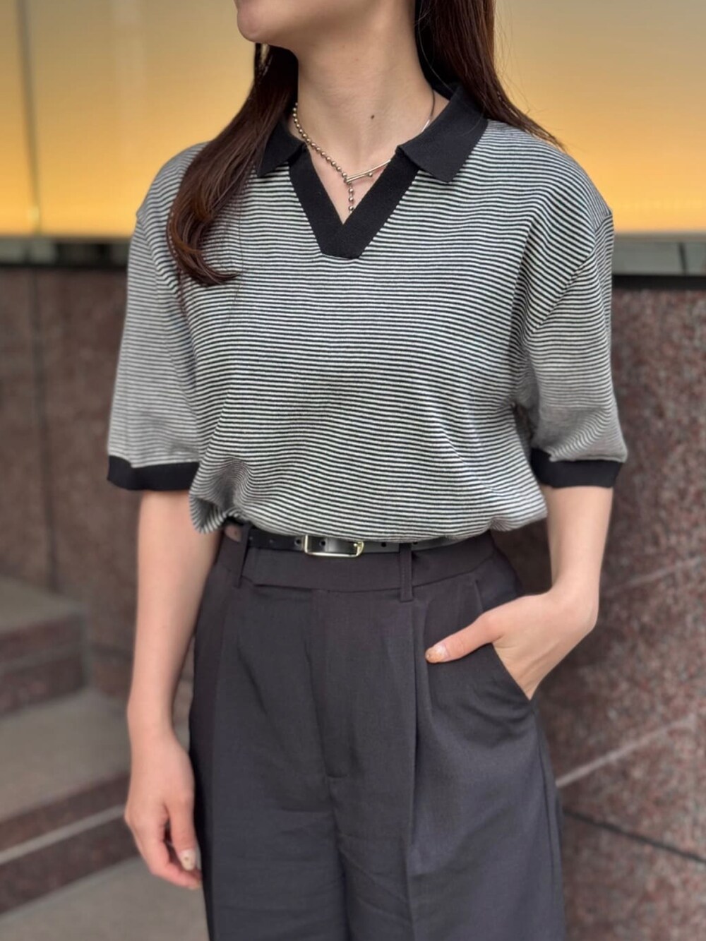 ブラック系のニット/セーターを着用したレディースの夏コーディネートの5枚目の写真