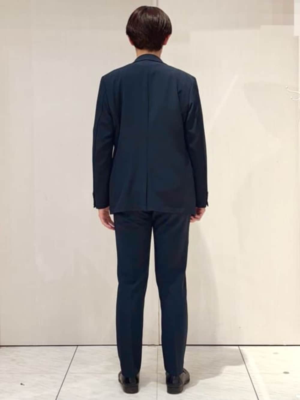 ホワイト系のTシャツ/カットソー、ブルー系のスーツセット、ブラック系のドレスシューズを着用したメンズの秋コーディネートの3枚目の写真