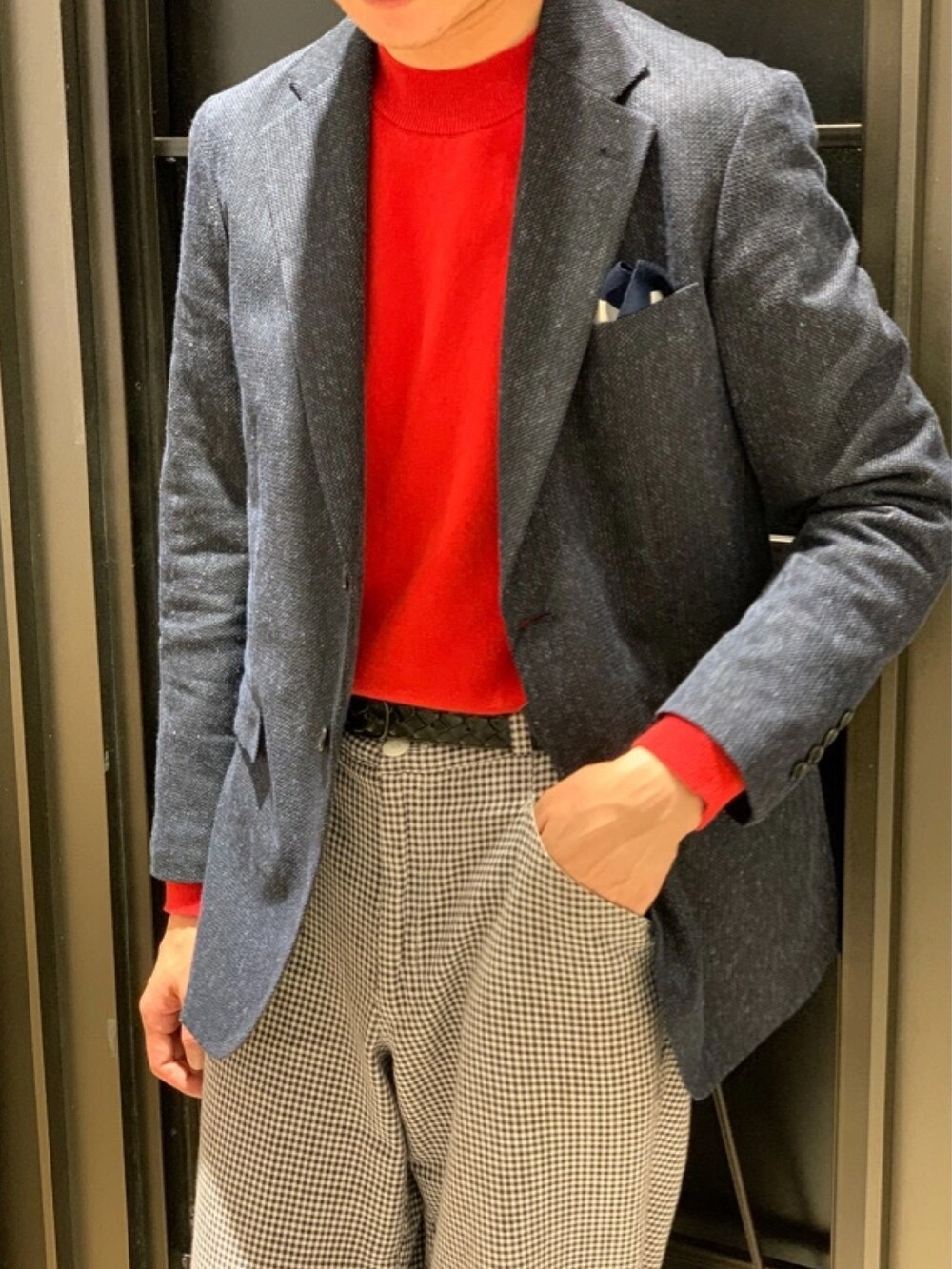 ブルー系のテーラードジャケット、レッド系のニット/セーターを着用したメンズの春コーディネートの2枚目の写真