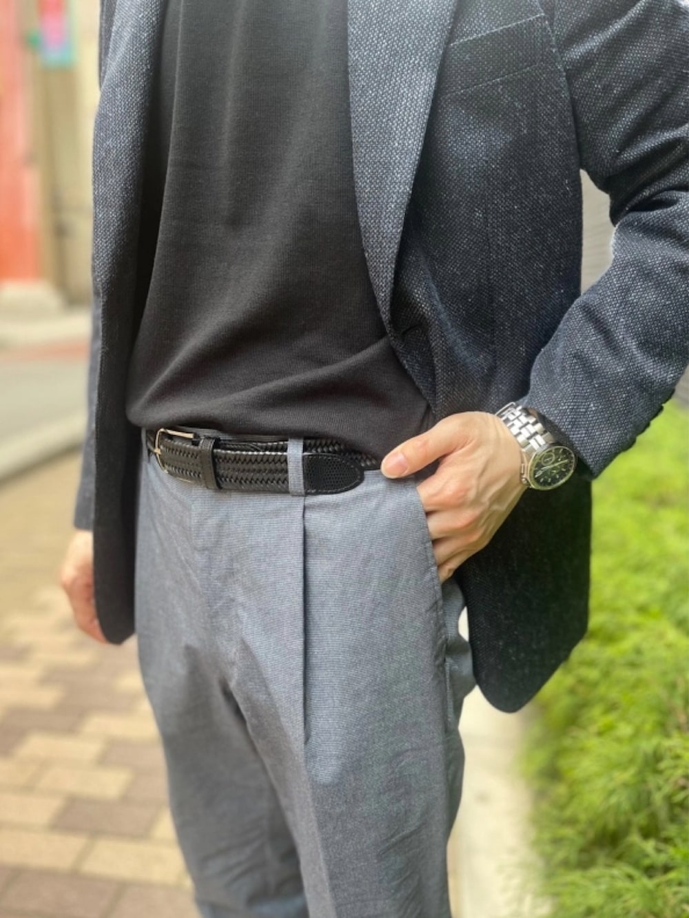 ブルー系のテーラードジャケットを着用したメンズの春コーディネートの2枚目の写真