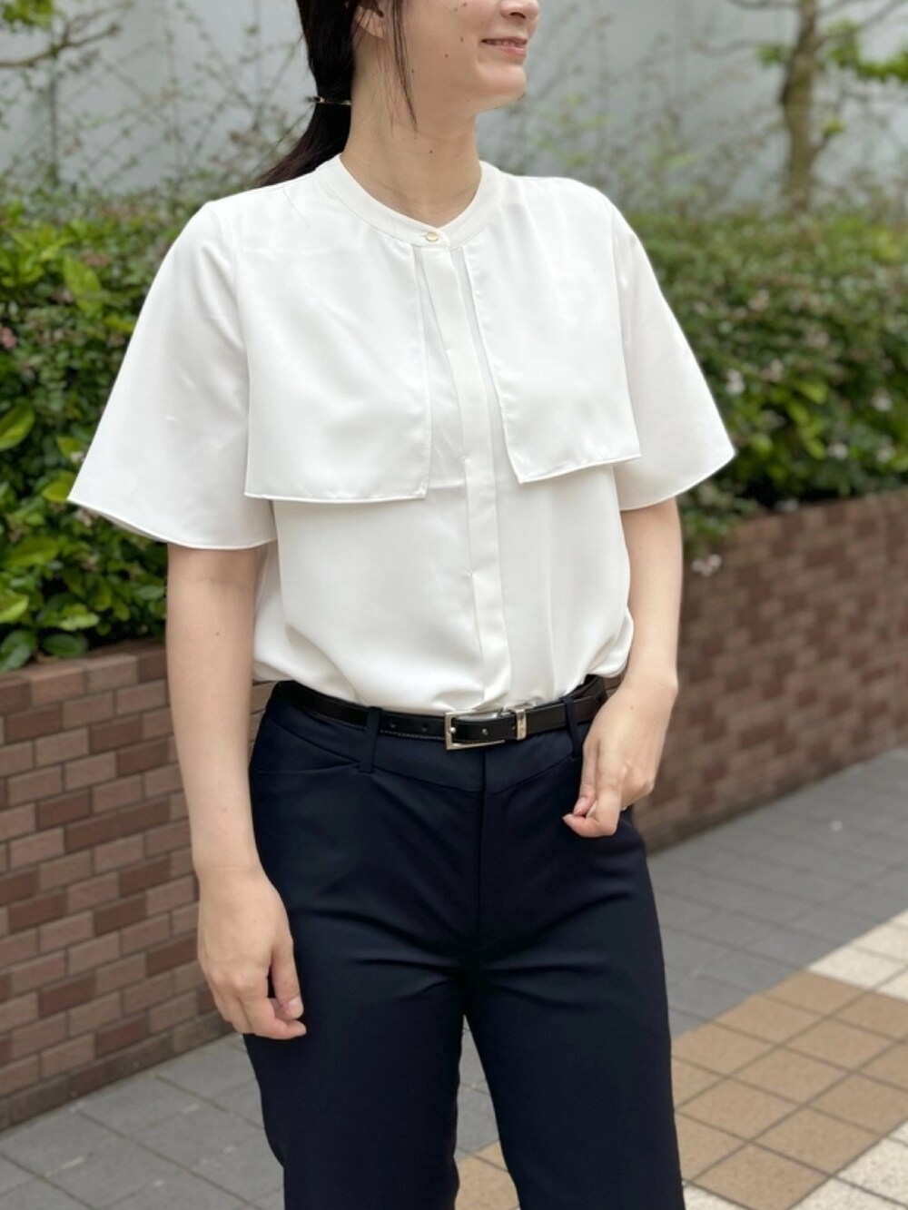 「ブラウス、シャツ、オフィスカジュアル、爽やかコーデ、お仕事コーデ、オフィスコーデ、レディースコーデ、ビジネスコーデ、ブラウスコーデ、PSFA」｜「Perfect Suit FActoryのマットツイル　ケ－プブラウス　オフホワイト/グレー/ブラック/ベージュ（シャツ/ブラウス、ホワイト系）」を使った、0493psfaさん（レディース・165cm）の夏コーディネートの4枚目の写真