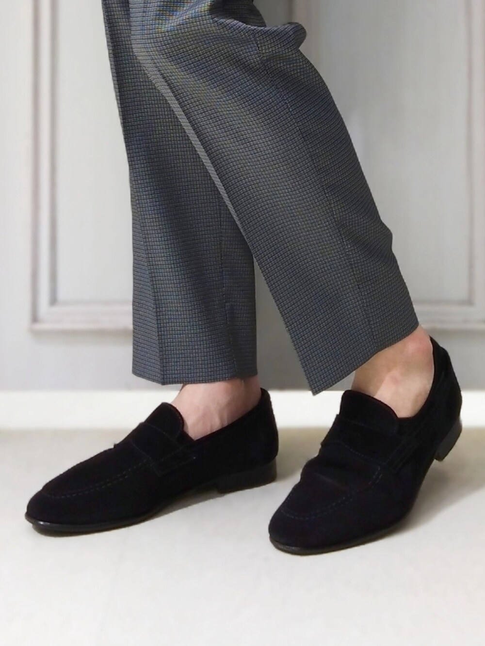 グレー系のテーラードジャケット、グレー系のスラックスを着用したメンズの春コーディネートの5枚目の写真